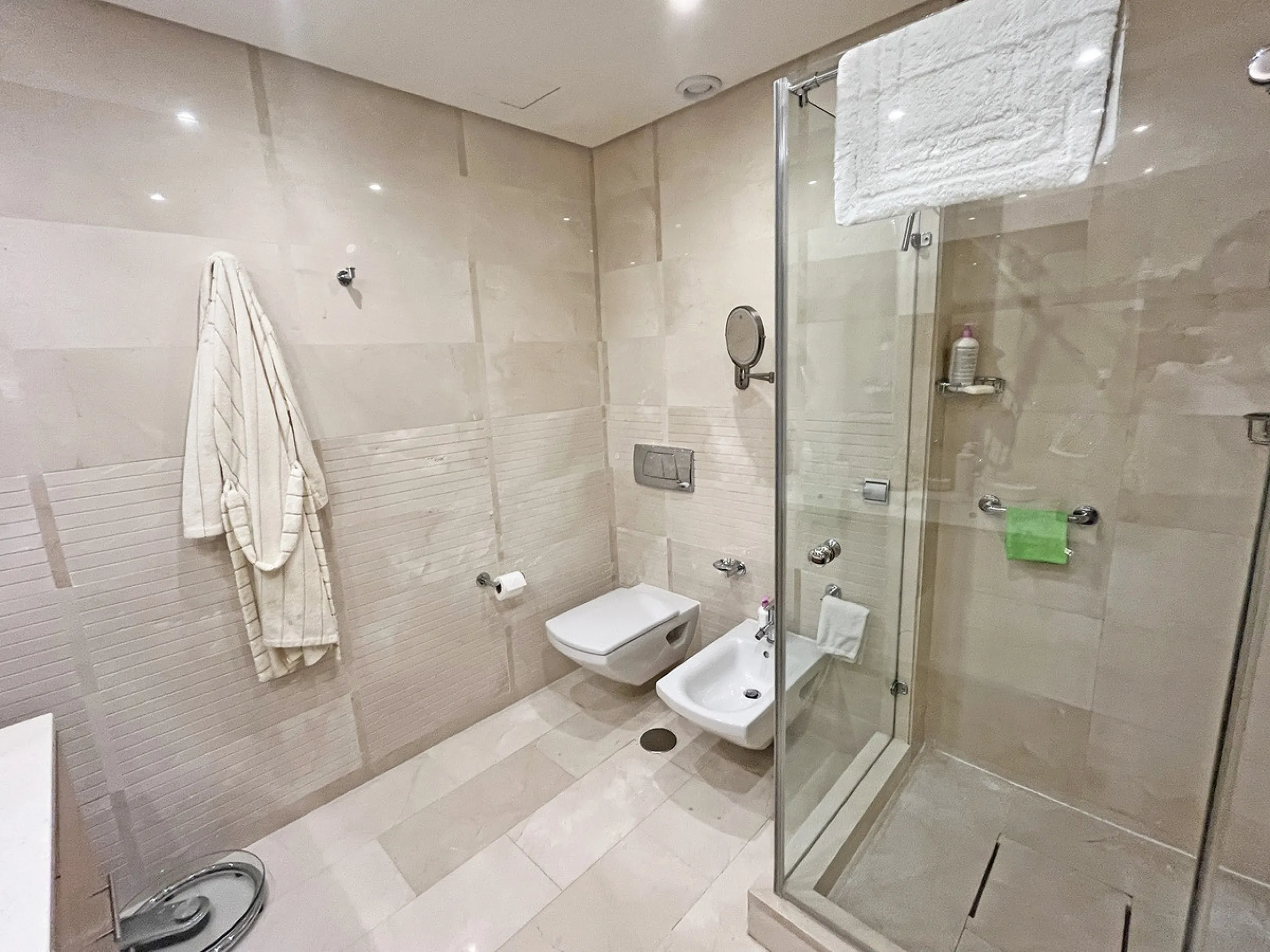 Located within the prestigious gated community Mansion Club, this elegant 2-bedroom, 2-bathroom apartment stands out as one of the finest residential offerings in the area. With a built area of 165 m² and a 41 m² south-facing terrace, it offers generous l