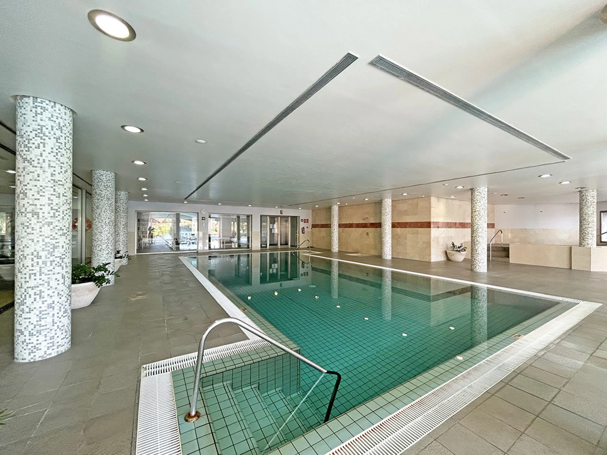 Located within the prestigious gated community Mansion Club, this elegant 2-bedroom, 2-bathroom apartment stands out as one of the finest residential offerings in the area. With a built area of 165 m² and a 41 m² south-facing terrace, it offers generous l