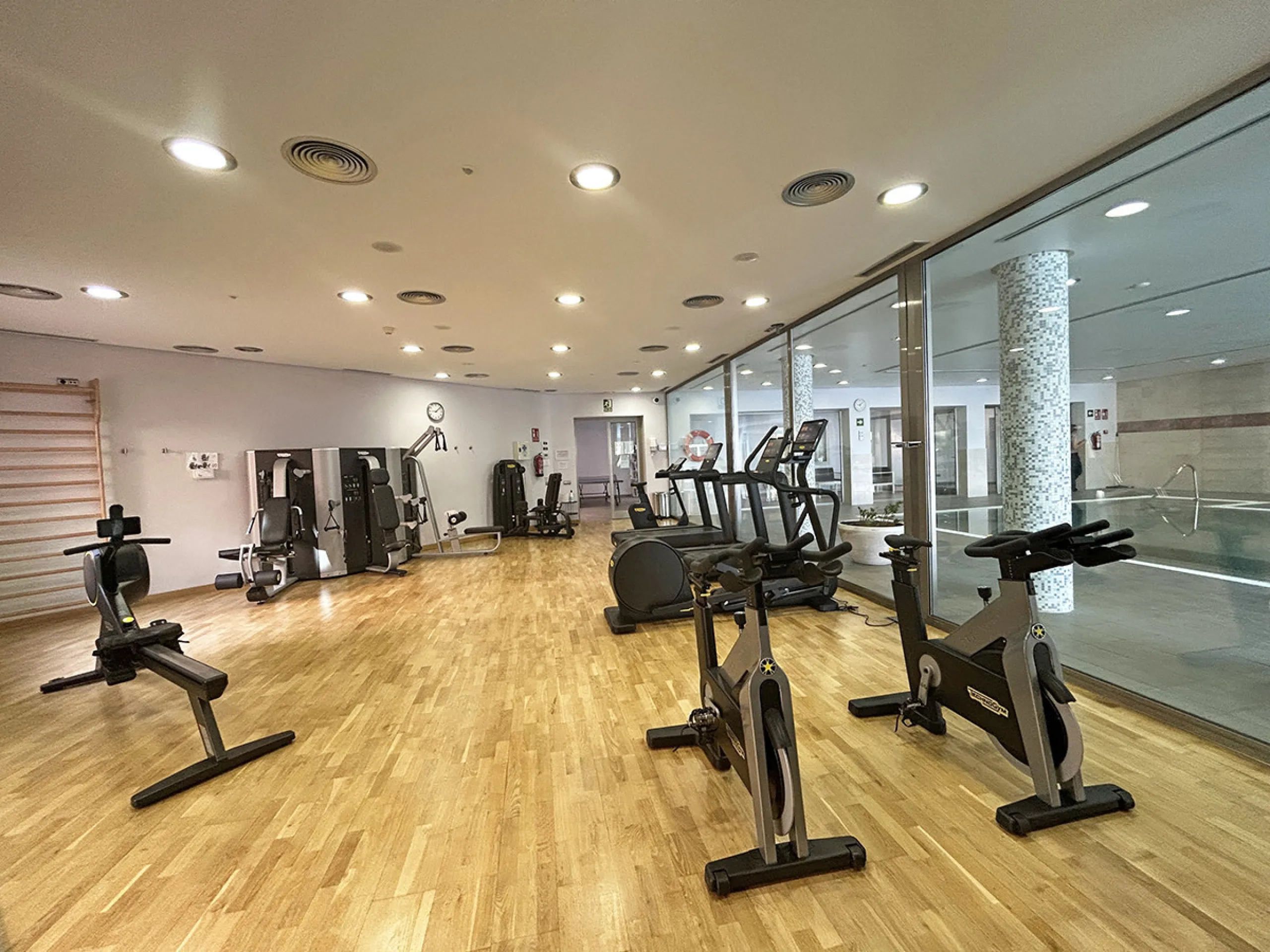 Located within the prestigious gated community Mansion Club, this elegant 2-bedroom, 2-bathroom apartment stands out as one of the finest residential offerings in the area. With a built area of 165 m² and a 41 m² south-facing terrace, it offers generous l