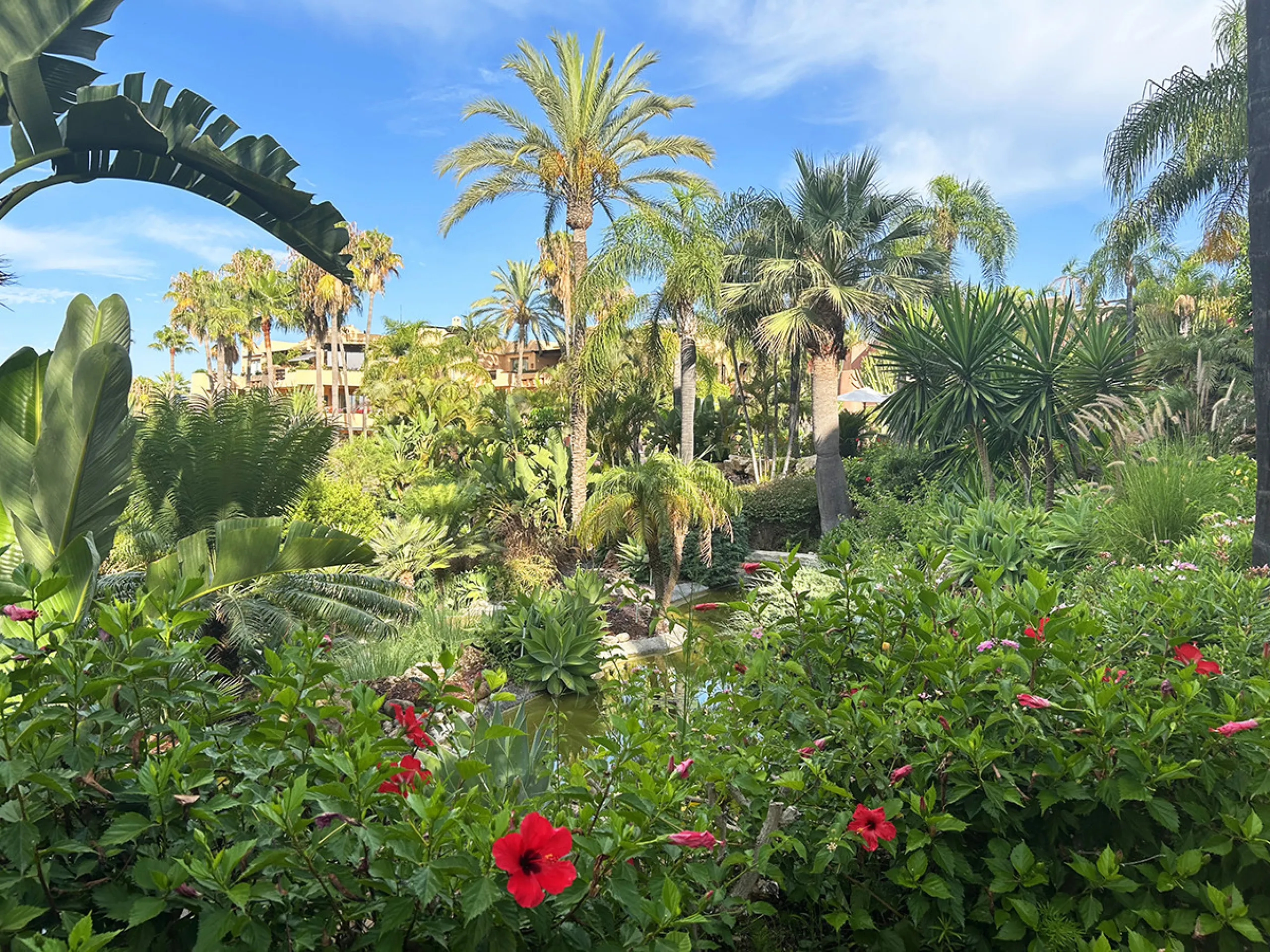 Located within the prestigious gated community Mansion Club, this elegant 2-bedroom, 2-bathroom apartment stands out as one of the finest residential offerings in the area. With a built area of 165 m² and a 41 m² south-facing terrace, it offers generous l
