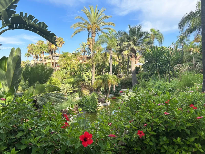 Located within the prestigious gated community Mansion Club, this elegant 2-bedroom, 2-bathroom apartment stands out as one of the finest residential offerings in the area. With a built area of 165 m² and a 41 m² south-facing terrace, it offers generous l