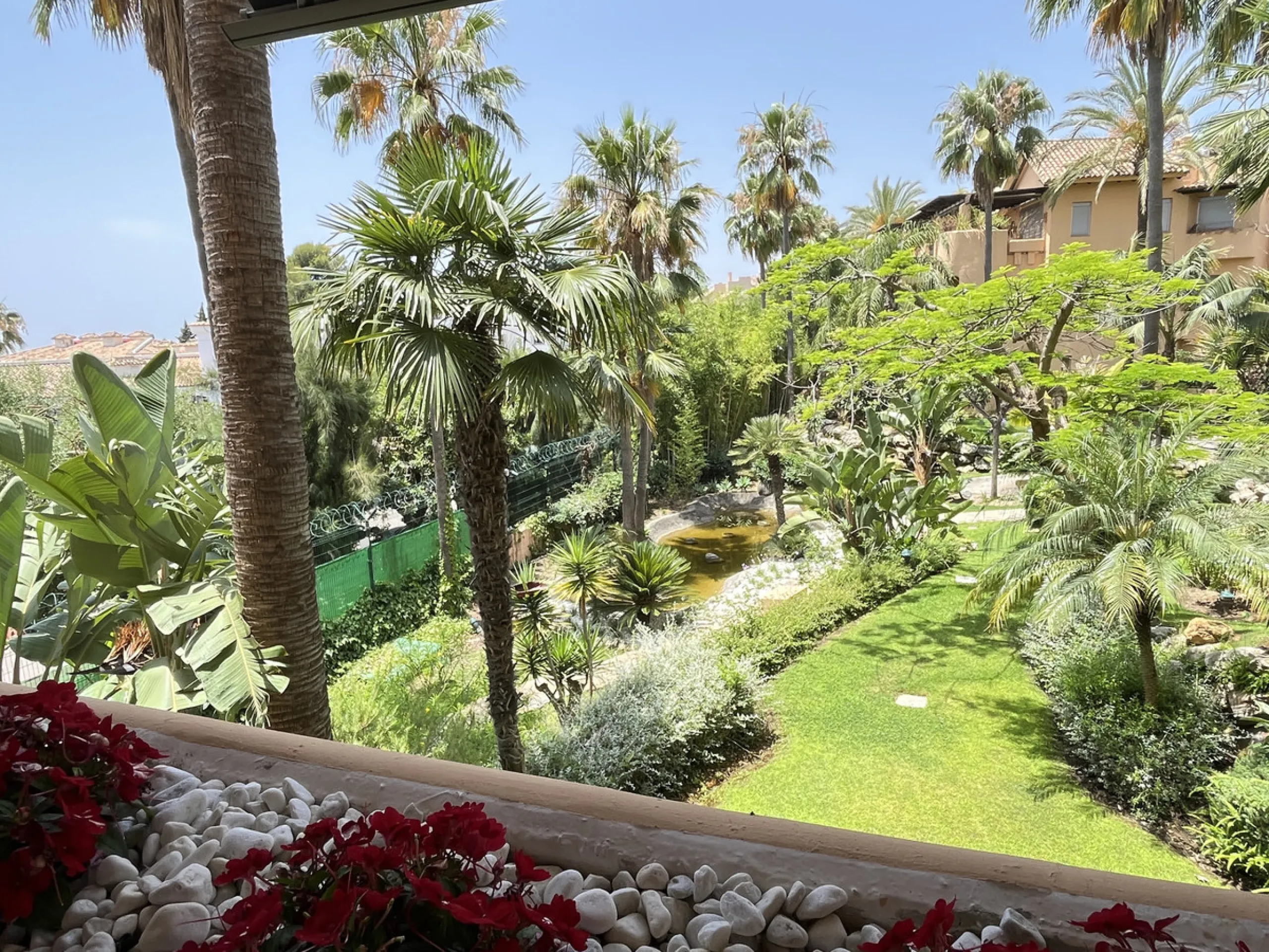Located within the prestigious gated community Mansion Club, this elegant 2-bedroom, 2-bathroom apartment stands out as one of the finest residential offerings in the area. With a built area of 165 m² and a 41 m² south-facing terrace, it offers generous l