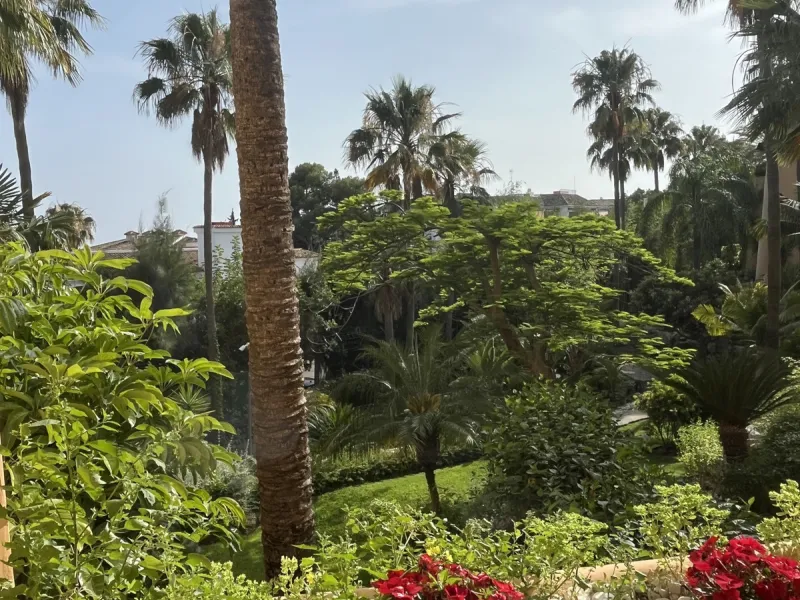 Located within the prestigious gated community Mansion Club, this elegant 2-bedroom, 2-bathroom apartment stands out as one of the finest residential offerings in the area. With a built area of 165 m² and a 41 m² south-facing terrace, it offers generous l