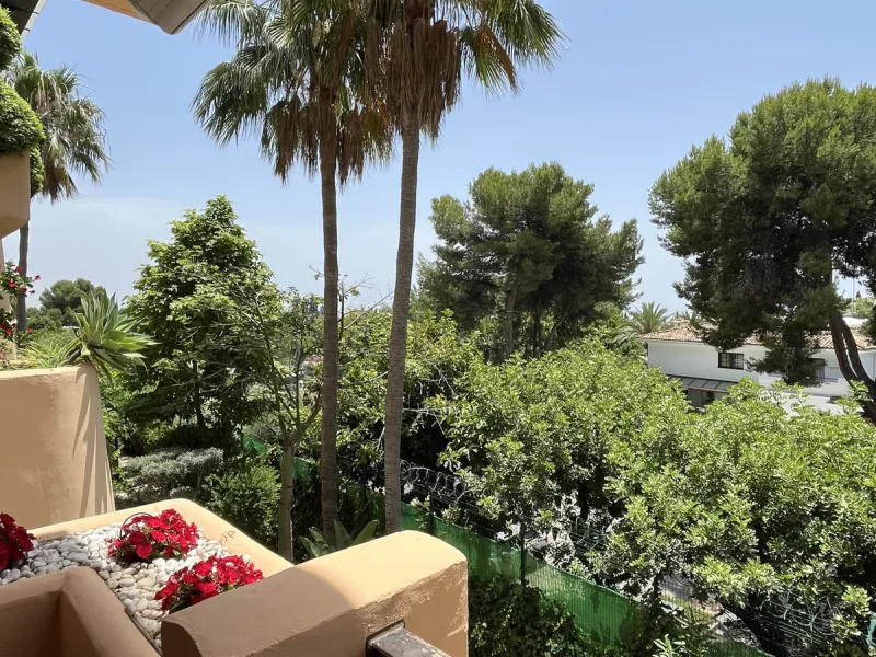Located within the prestigious gated community Mansion Club, this elegant 2-bedroom, 2-bathroom apartment stands out as one of the finest residential offerings in the area. With a built area of 165 m² and a 41 m² south-facing terrace, it offers generous l