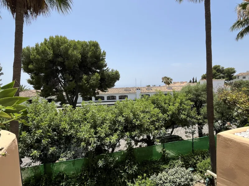 Located within the prestigious gated community Mansion Club, this elegant 2-bedroom, 2-bathroom apartment stands out as one of the finest residential offerings in the area. With a built area of 165 m² and a 41 m² south-facing terrace, it offers generous l