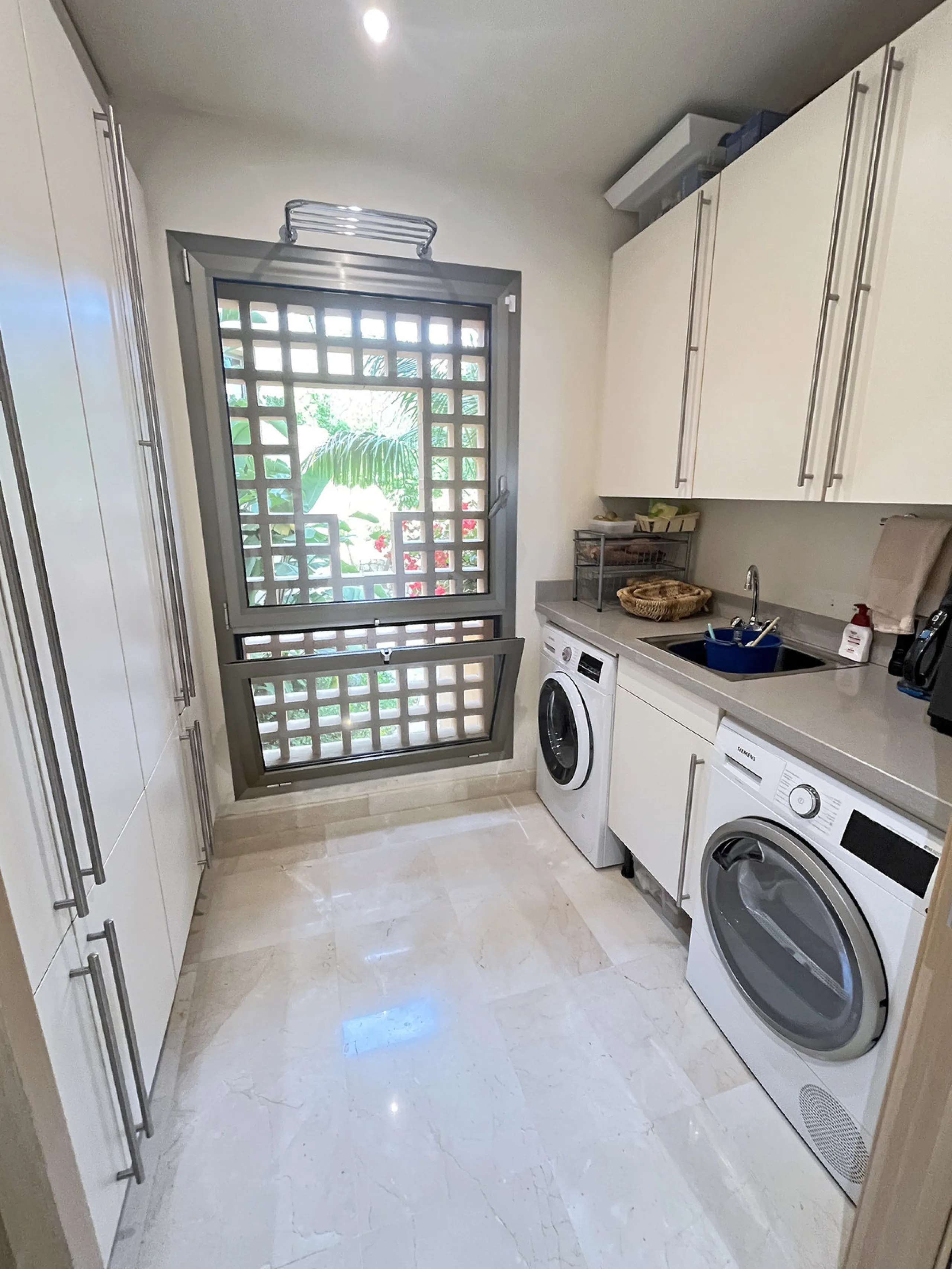 Located within the prestigious gated community Mansion Club, this elegant 2-bedroom, 2-bathroom apartment stands out as one of the finest residential offerings in the area. With a built area of 165 m² and a 41 m² south-facing terrace, it offers generous l