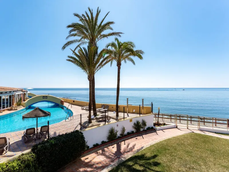 Discover the essence of coastal living in this stylish 2-bedroom, 2-bathroom townhouse, located in the prestigious Doña Lola resort, set directly on the beachfront in Calahonda. With 57 m² of interior space and a stunning private terrace offering uninterr