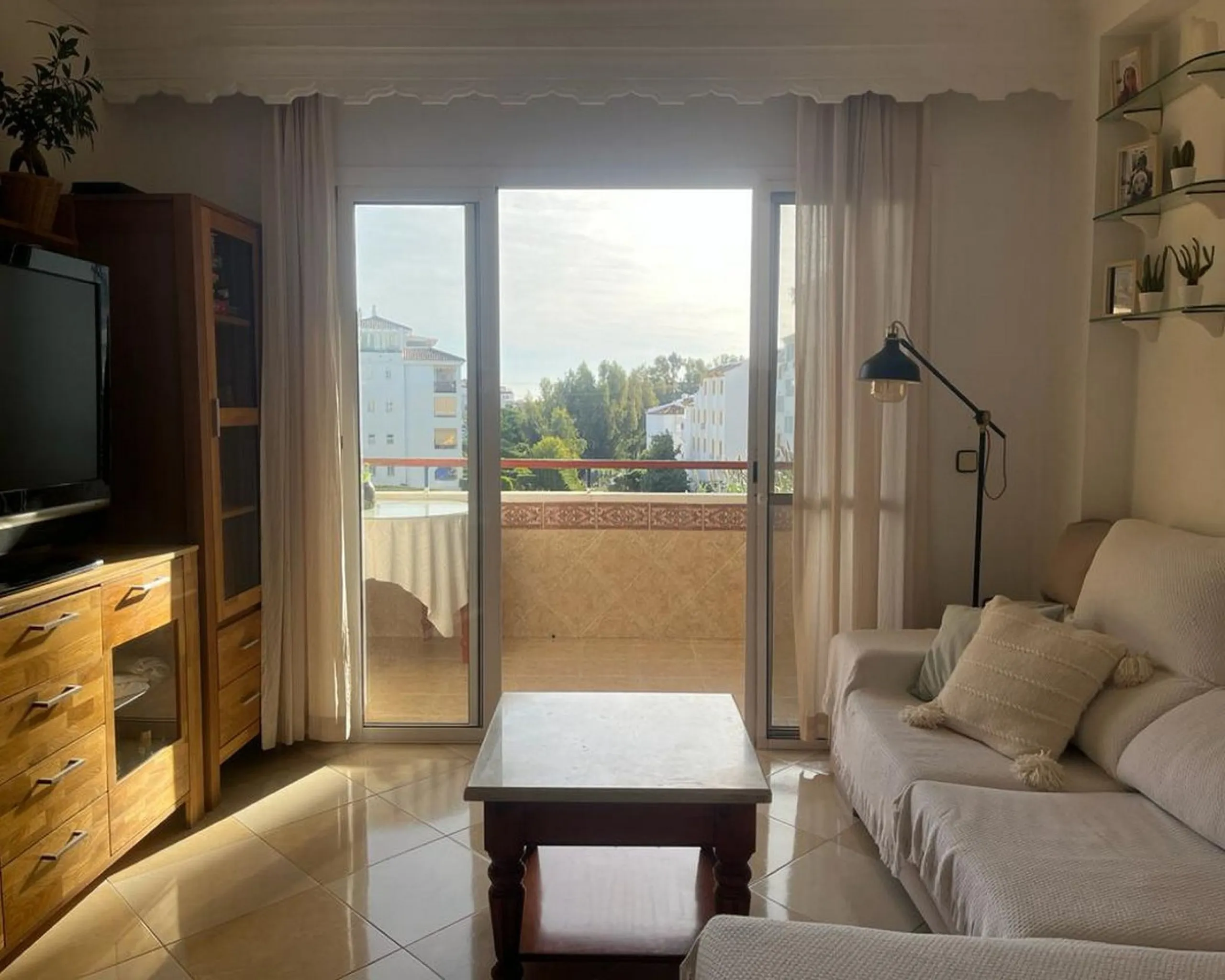 Apartment - Middle Floor Apartment в продаже в Mijas, Málaga. В доме 2 спален и 1 ванных комнат. Площадь дома 77 м²