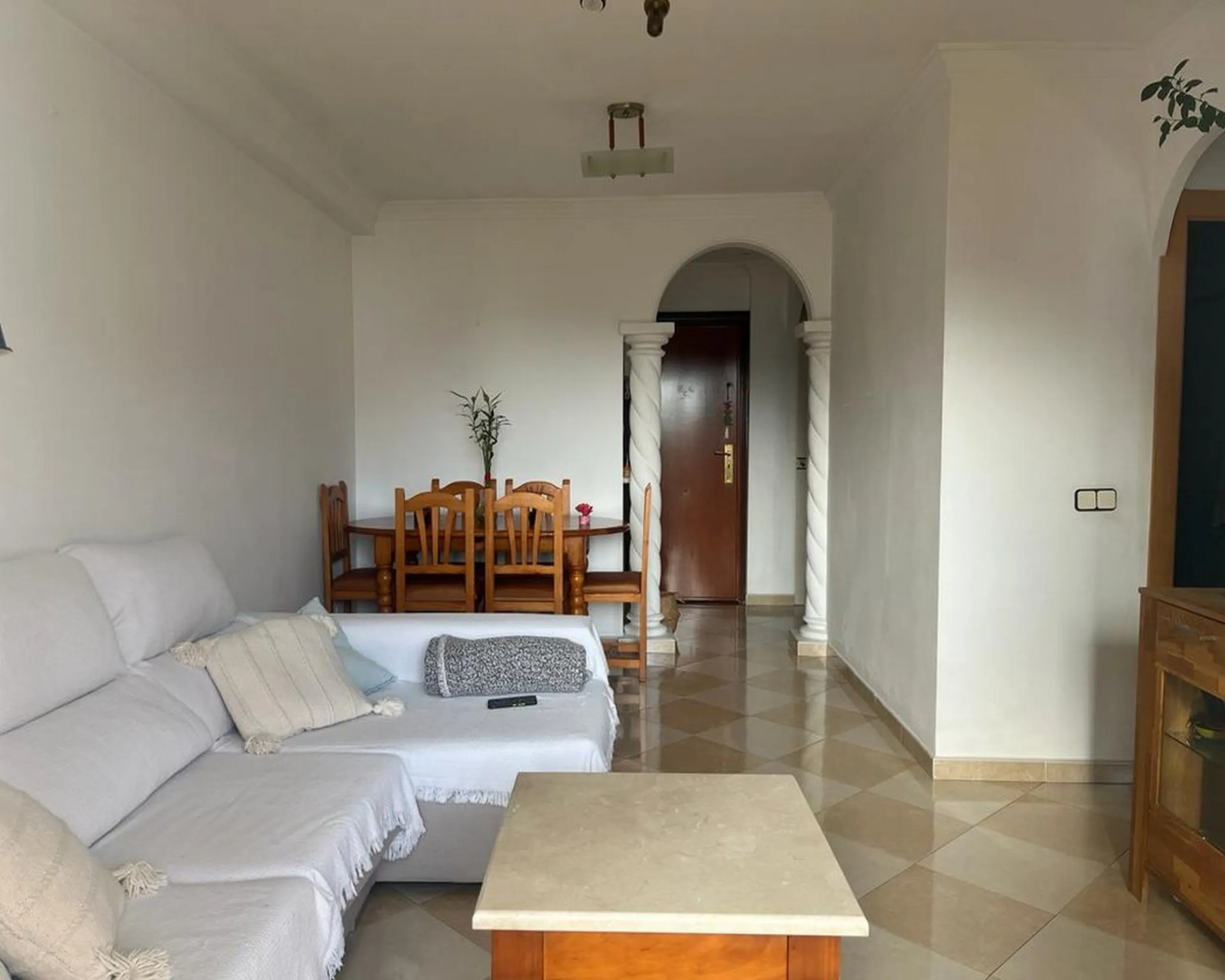 Apartment - Middle Floor Apartment в продаже в Mijas, Málaga. В доме 2 спален и 1 ванных комнат. Площадь дома 77 м²