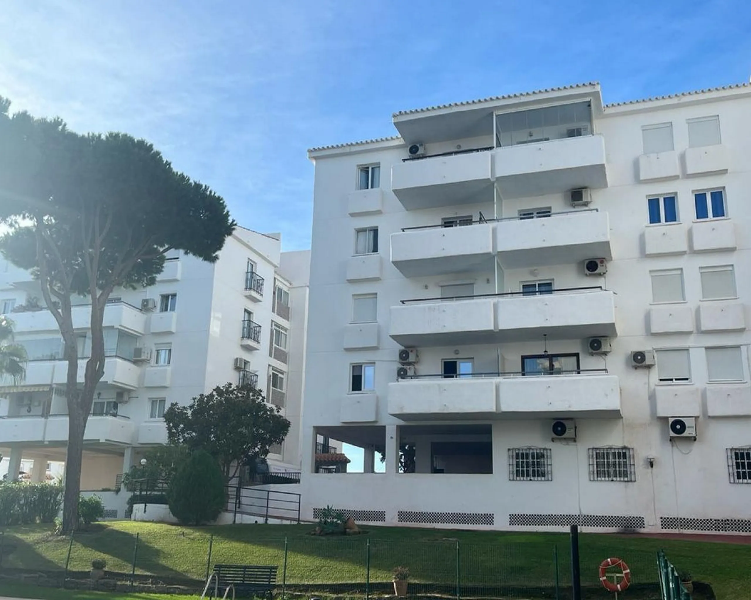 Apartment - Middle Floor Apartment в продаже в Mijas, Málaga. В доме 2 спален и 1 ванных комнат. Площадь дома 77 м²