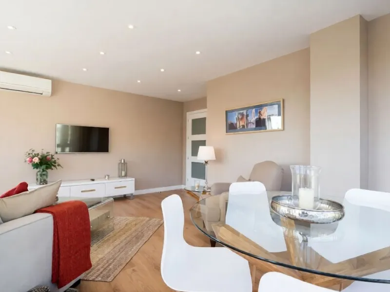 Apartment - Middle Floor Apartment в продаже в Málaga, Málaga. В доме 4 спален и 2 ванных комнат. Площадь дома 195 м²