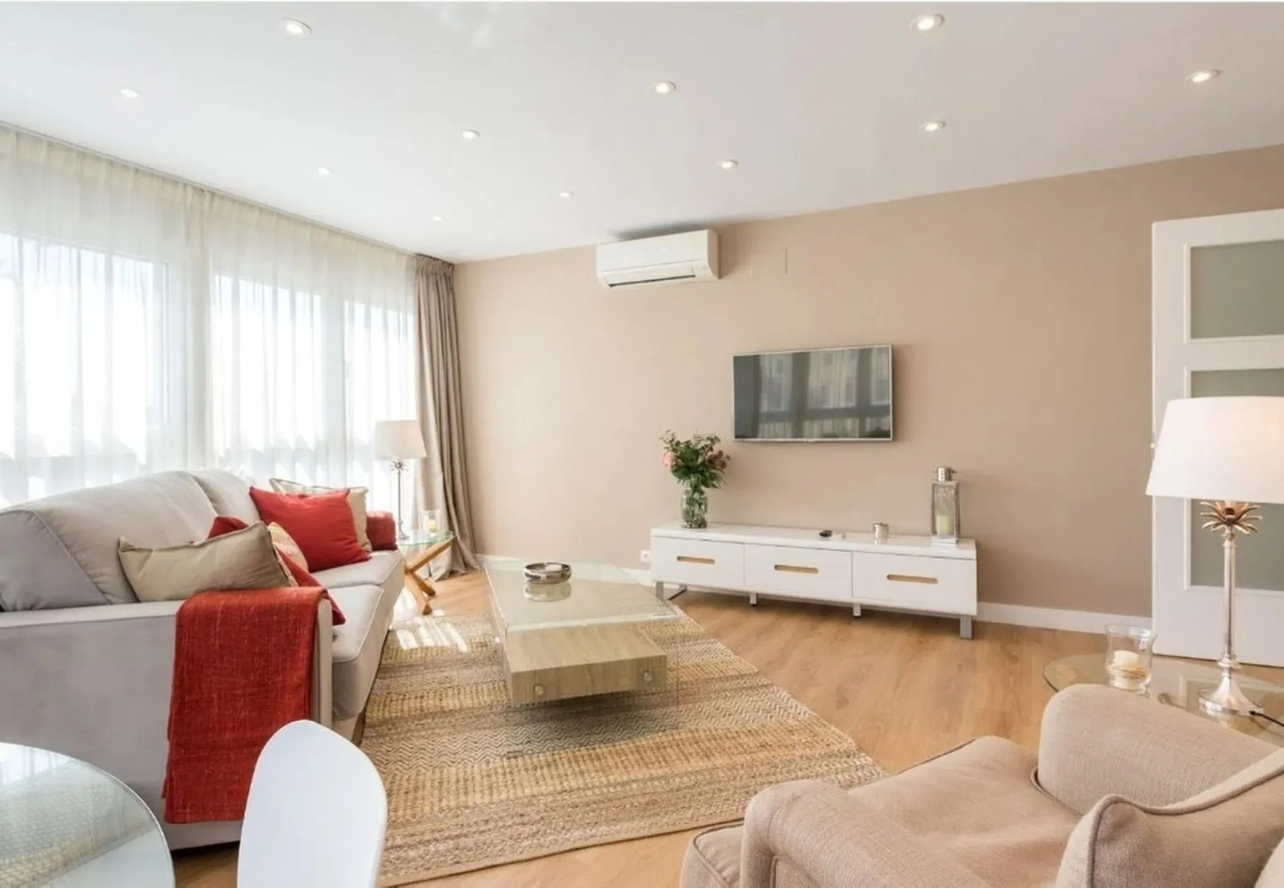 Apartment - Middle Floor Apartment в продаже в Málaga, Málaga. В доме 4 спален и 2 ванных комнат. Площадь дома 195 м²