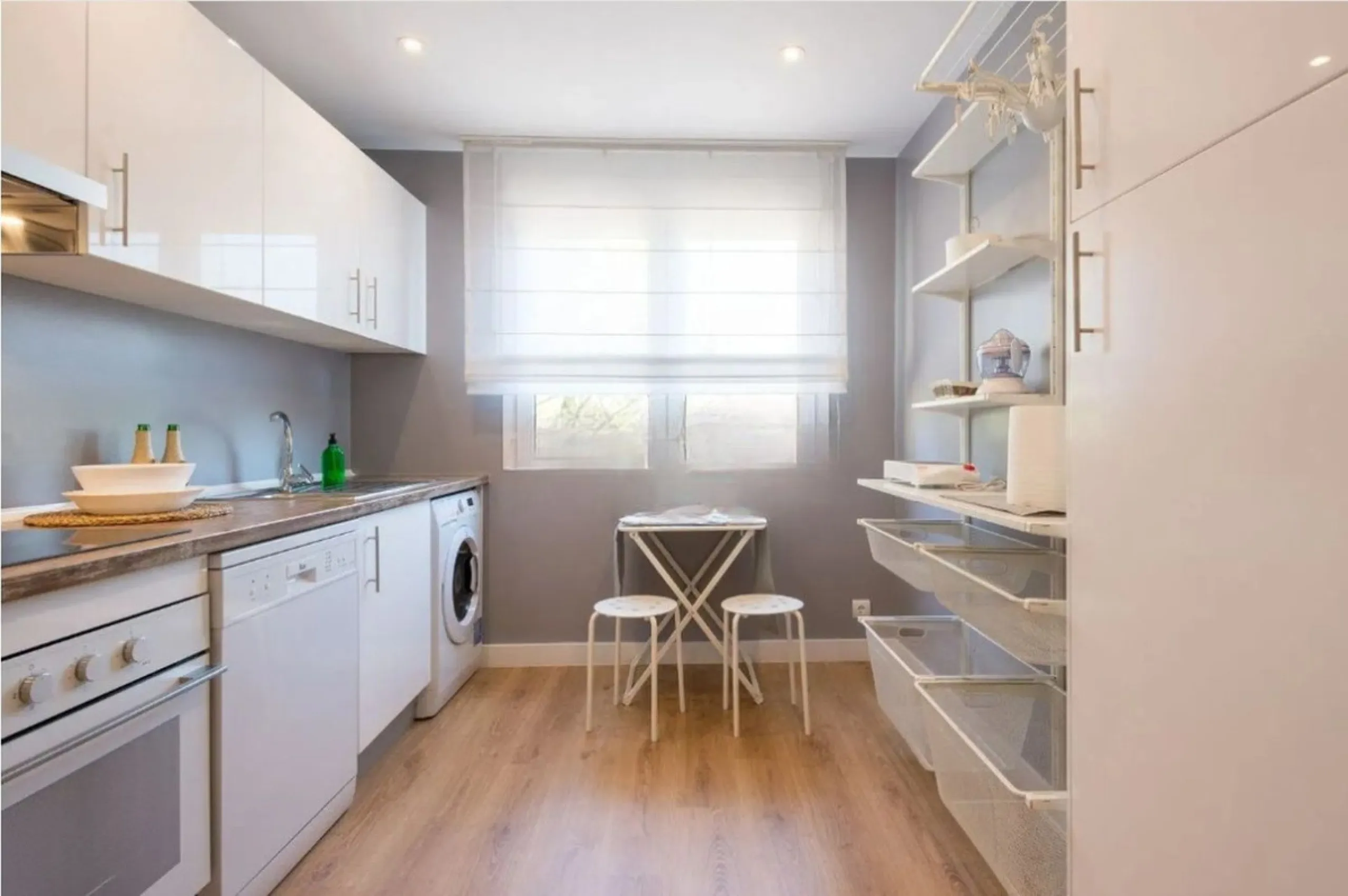 Apartment - Middle Floor Apartment в продаже в Málaga, Málaga. В доме 4 спален и 2 ванных комнат. Площадь дома 195 м²