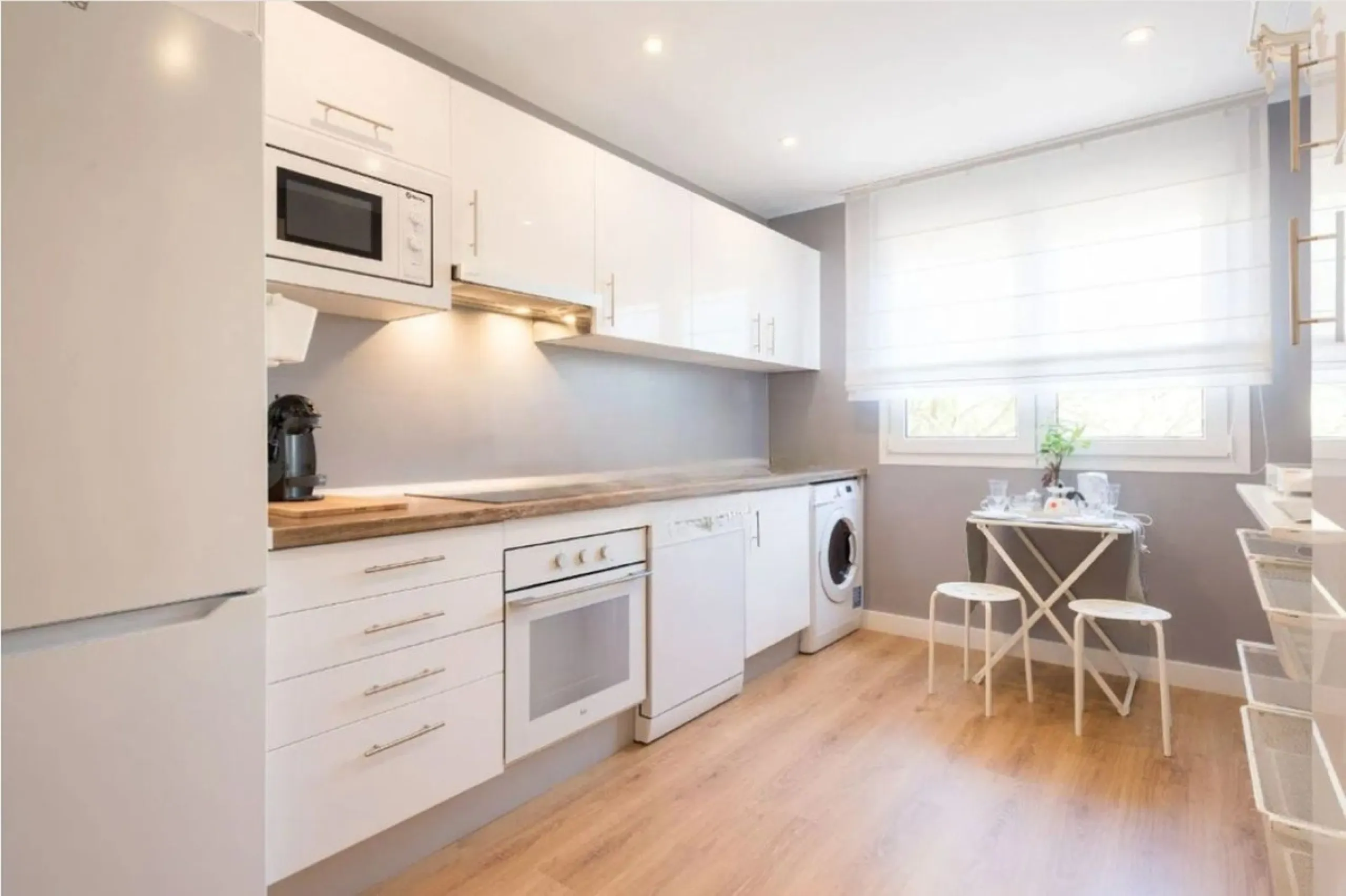 Apartment - Middle Floor Apartment в продаже в Málaga, Málaga. В доме 4 спален и 2 ванных комнат. Площадь дома 195 м²