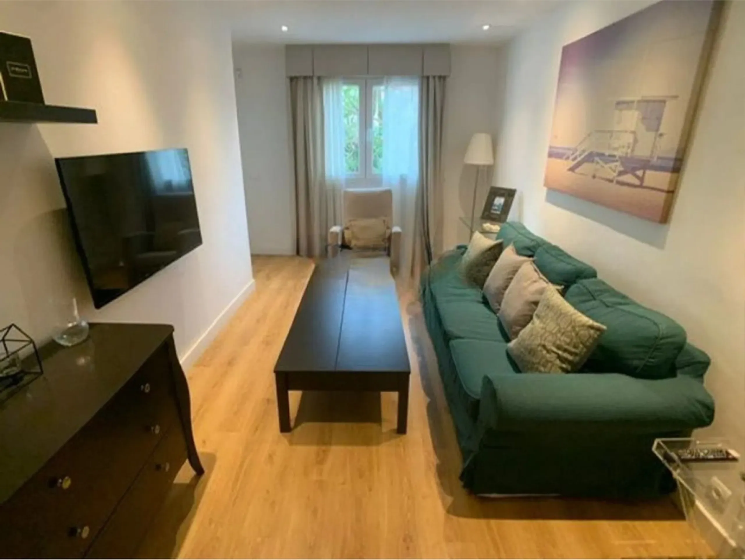 Apartment - Middle Floor Apartment в продаже в Málaga, Málaga. В доме 4 спален и 2 ванных комнат. Площадь дома 195 м²