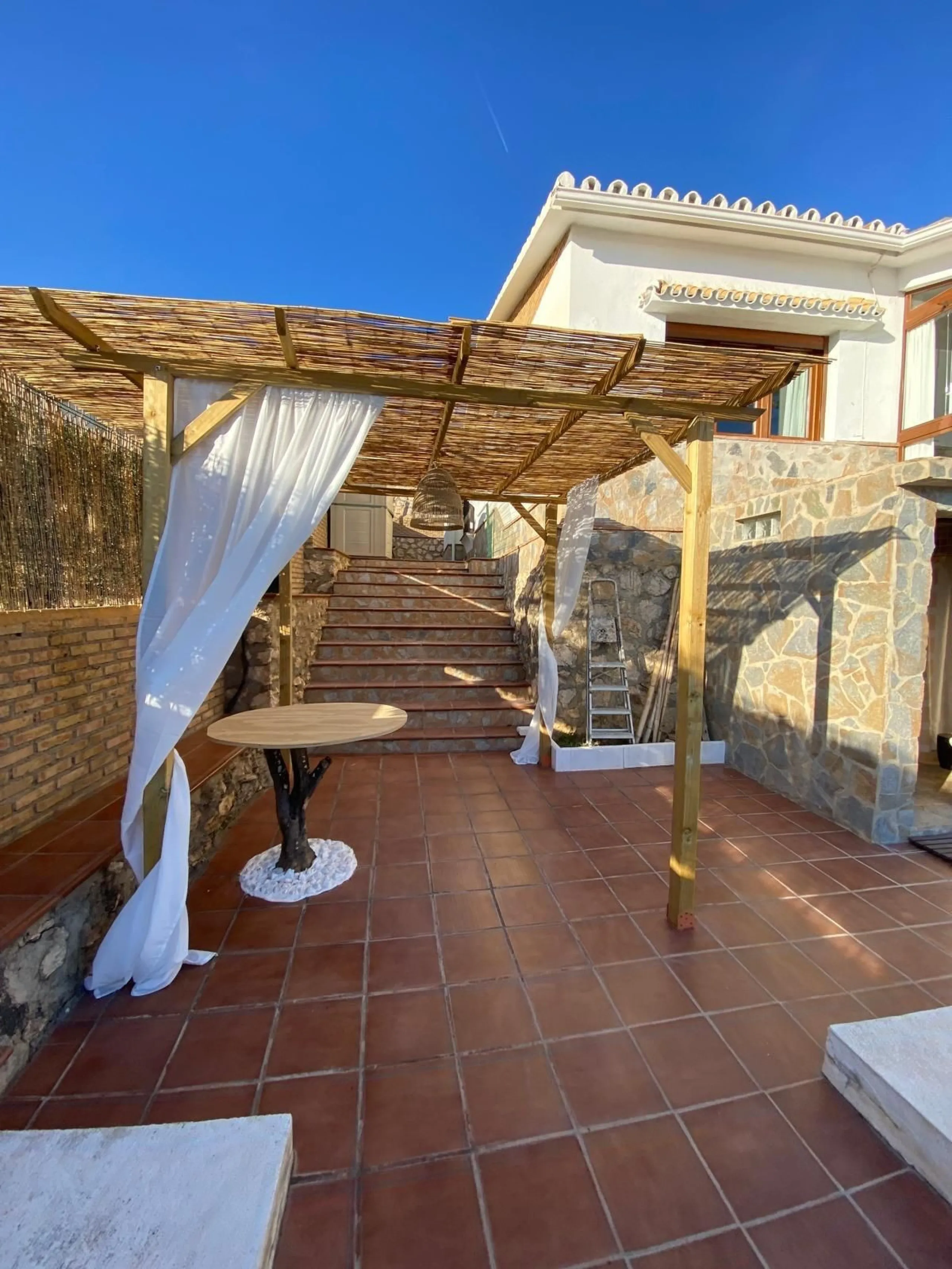 Magnificent detached villa with private pool and sea views. It has a holiday rental license.