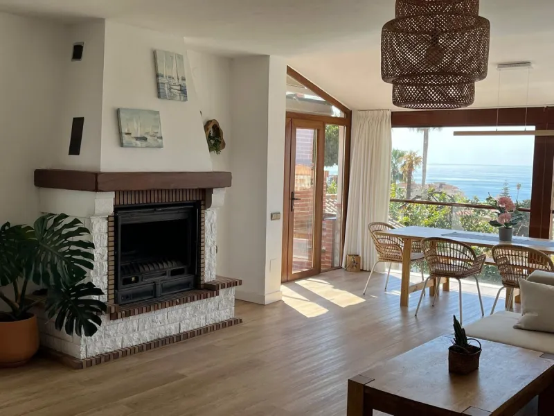 Magnificent detached villa with private pool and sea views. It has a holiday rental license.