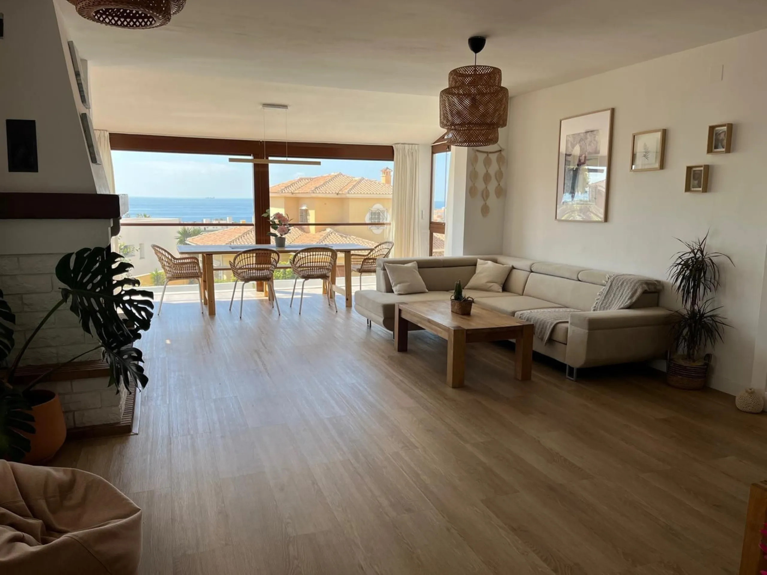 Magnificent detached villa with private pool and sea views. It has a holiday rental license.