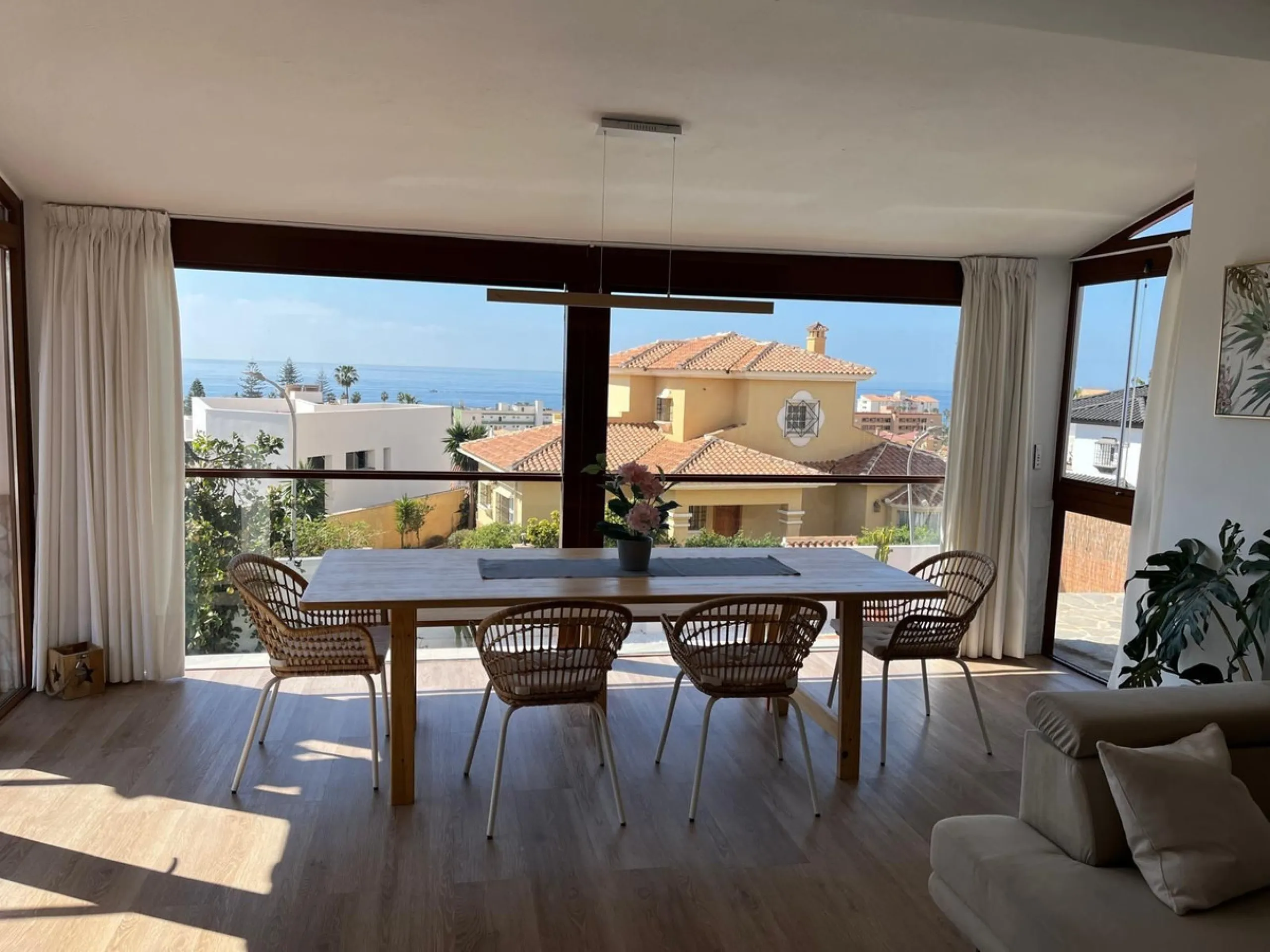 Magnificent detached villa with private pool and sea views. It has a holiday rental license.