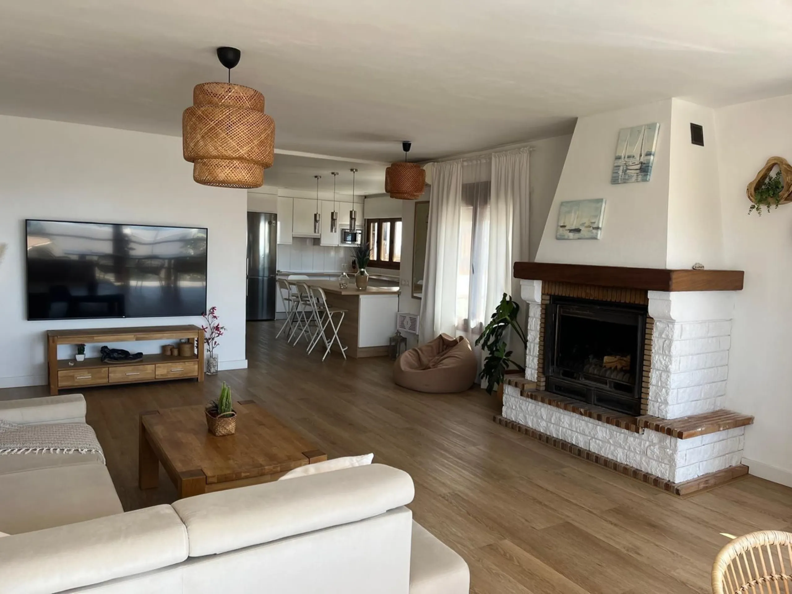 Magnificent detached villa with private pool and sea views. It has a holiday rental license.