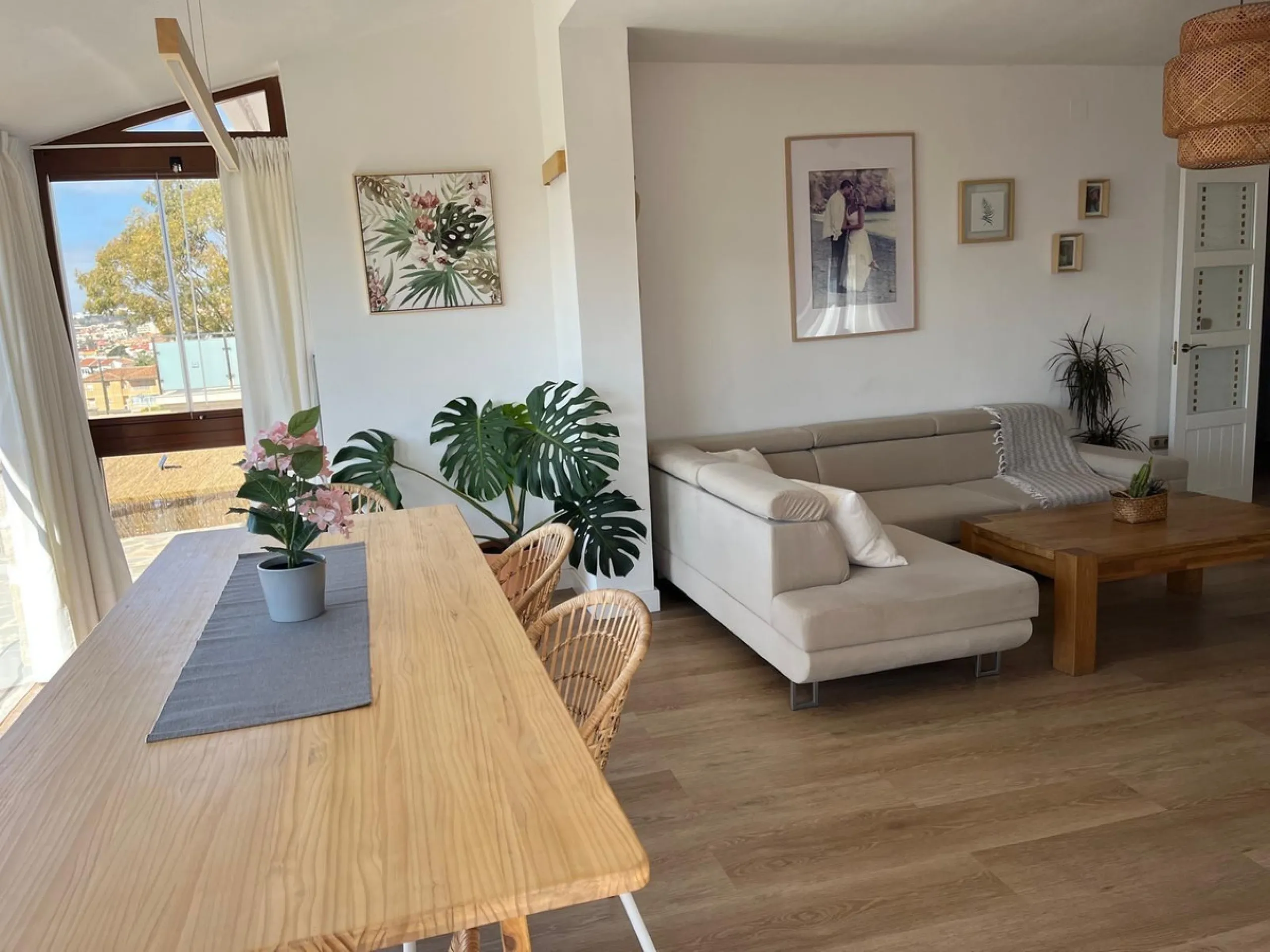 Magnificent detached villa with private pool and sea views. It has a holiday rental license.