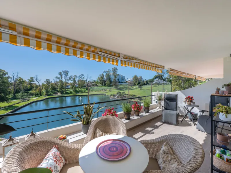 This truly special home combines space, light and tranquility in one of Guadalmina's most sought-after settings. Located on the first floor yet elevated above the golf course, the apartment enjoys the feel of a third floor or penthouse, with uninterrupted