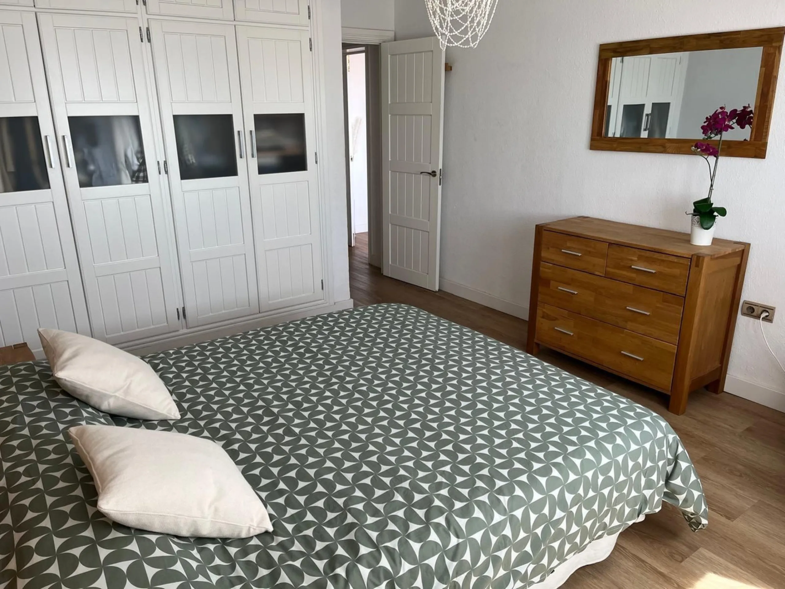 Magnificent detached villa with private pool and sea views. It has a holiday rental license.