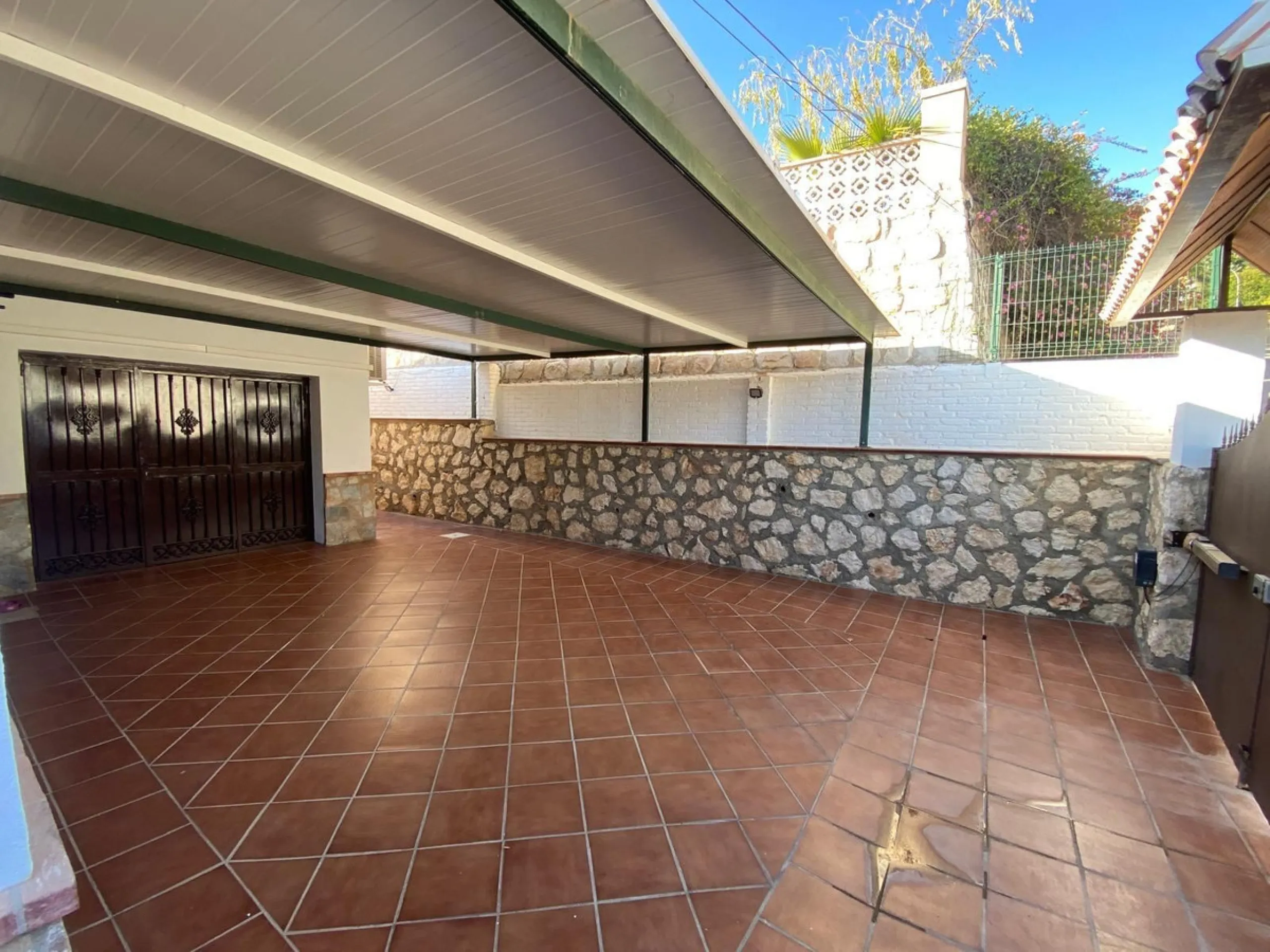 Magnificent detached villa with private pool and sea views. It has a holiday rental license.