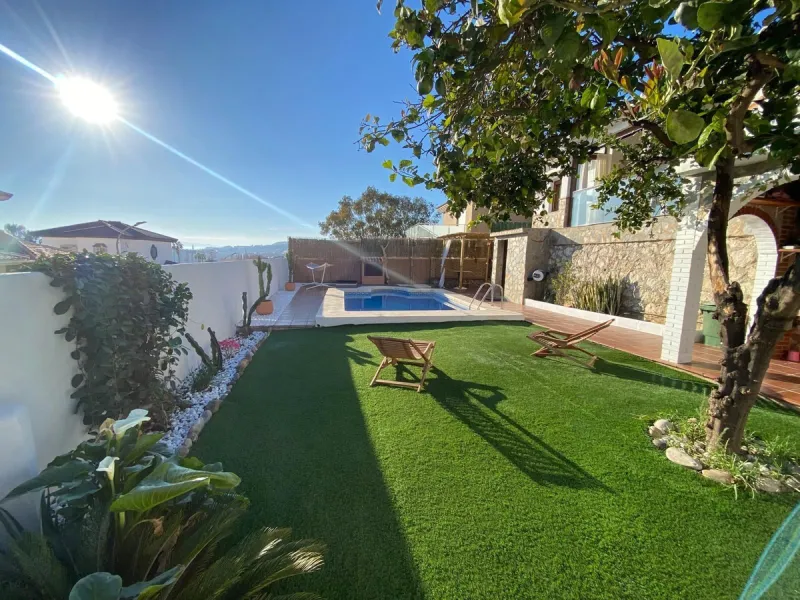 Magnificent detached villa with private pool and sea views. It has a holiday rental license.