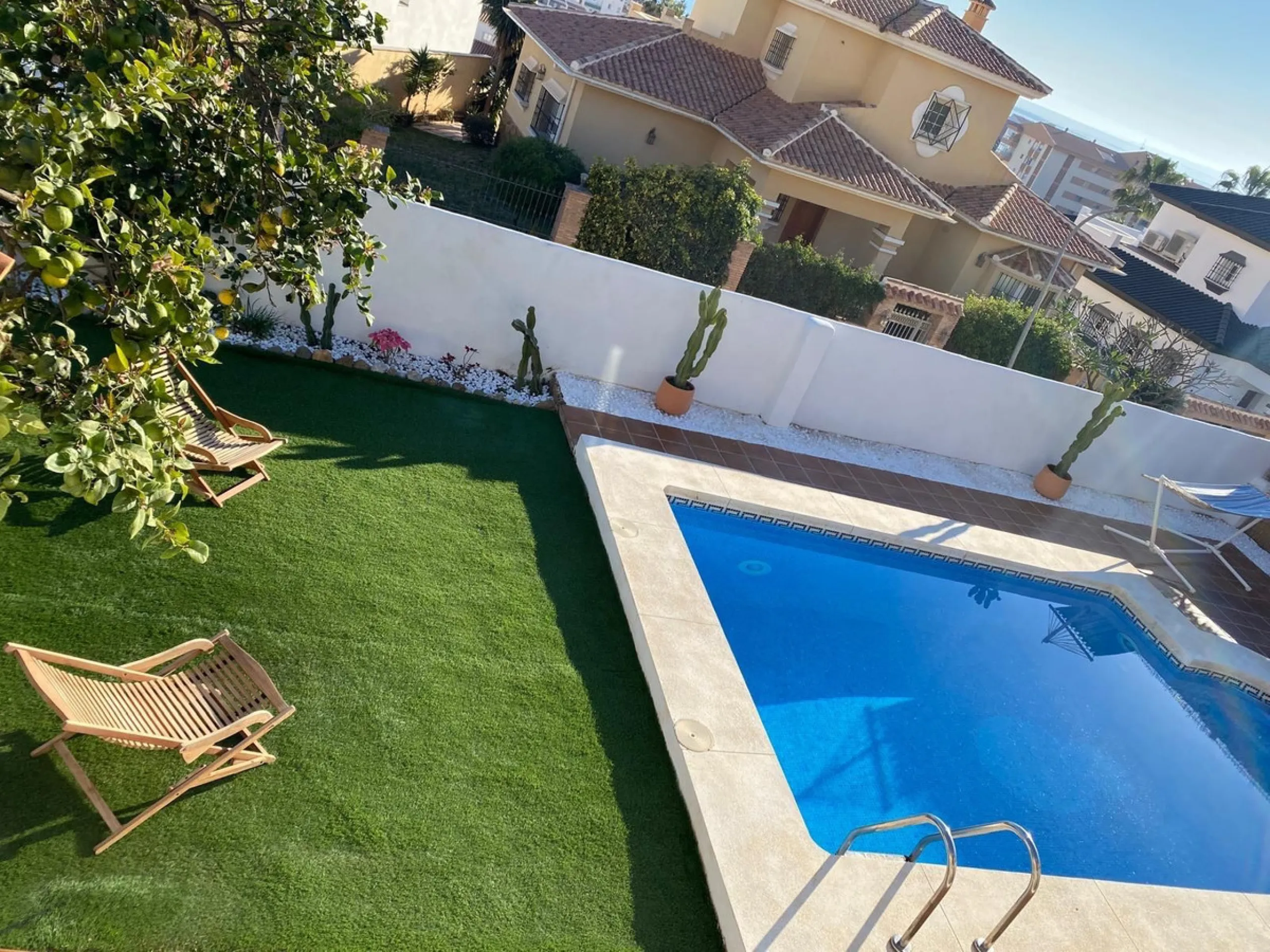 Magnificent detached villa with private pool and sea views. It has a holiday rental license.