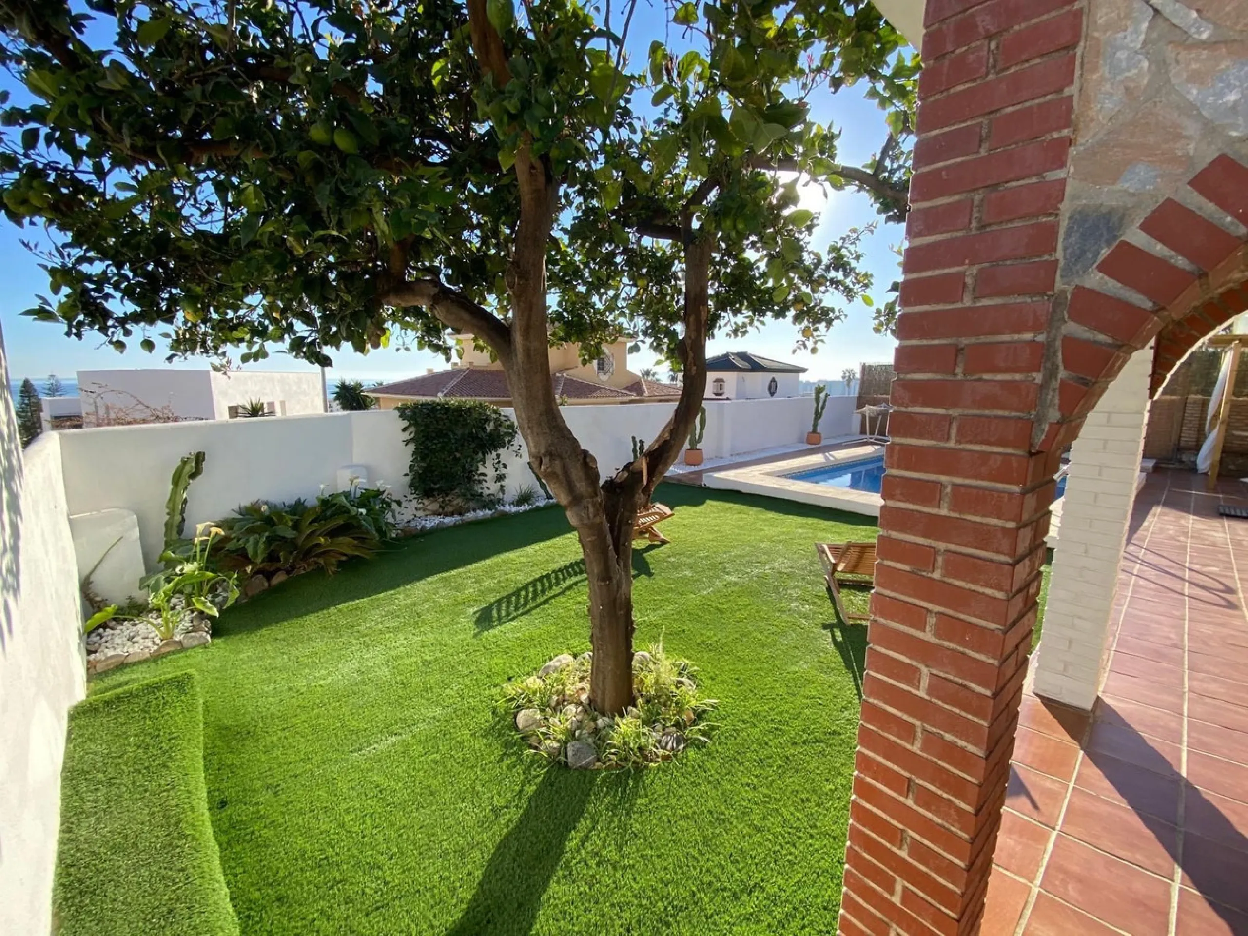 Magnificent detached villa with private pool and sea views. It has a holiday rental license.
