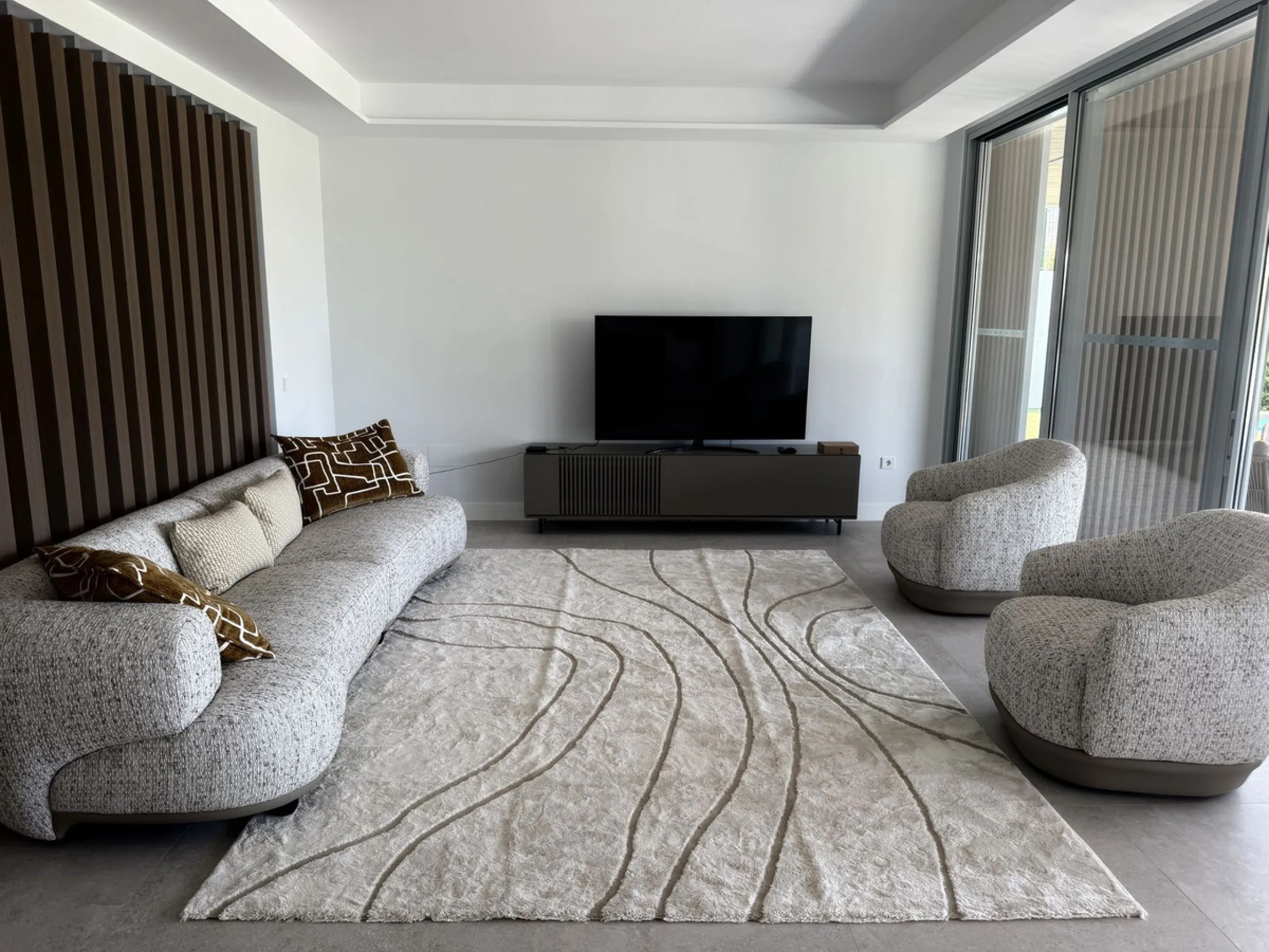 Apartment located in the prestigious Santa Clara Homes development, this exceptional garden duplex  apartment offers a rare combination of generous indoor - outdoor living, contrmporary desygn and complete privacy. Resales from Owner.