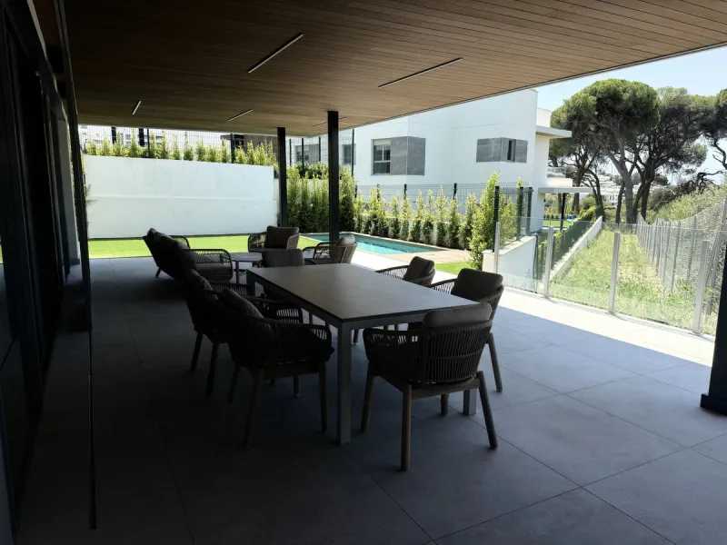 Apartment located in the prestigious Santa Clara Homes development, this exceptional garden duplex  apartment offers a rare combination of generous indoor - outdoor living, contrmporary desygn and complete privacy. Resales from Owner.