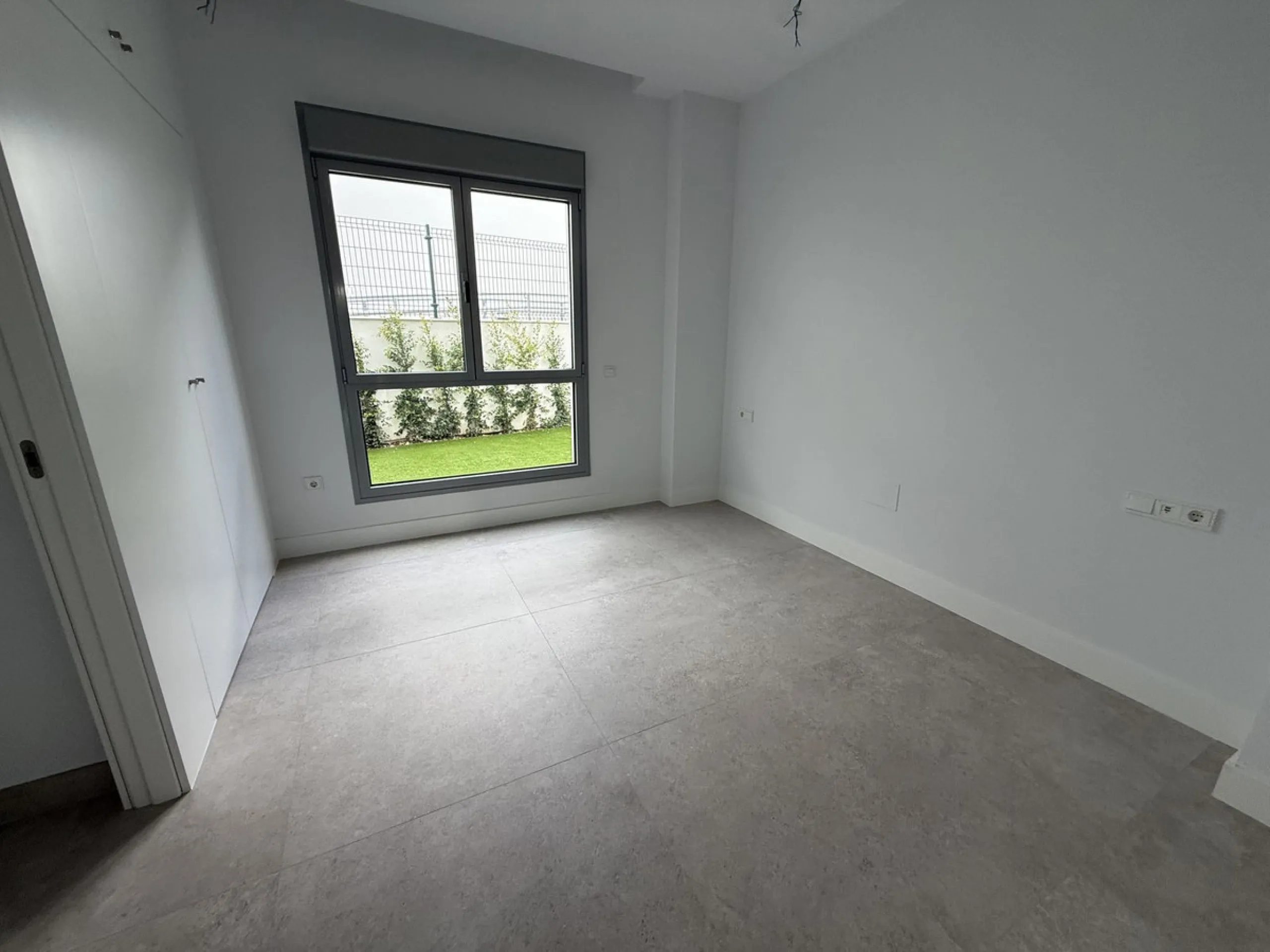 Apartment located in the prestigious Santa Clara Homes development, this exceptional garden duplex  apartment offers a rare combination of generous indoor - outdoor living, contrmporary desygn and complete privacy. Resales from Owner.