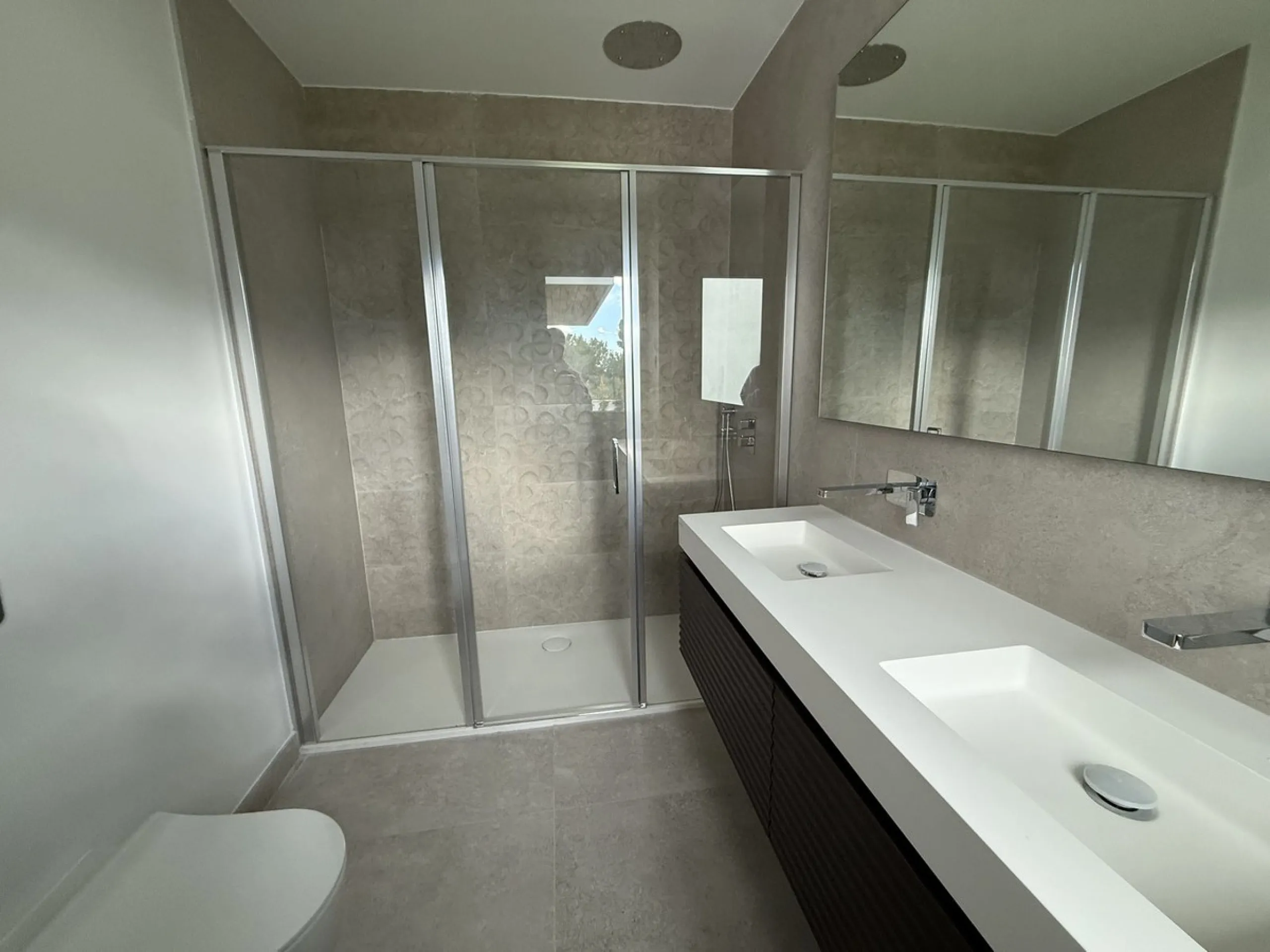 Apartment located in the prestigious Santa Clara Homes development, this exceptional garden duplex  apartment offers a rare combination of generous indoor - outdoor living, contrmporary desygn and complete privacy. Resales from Owner.