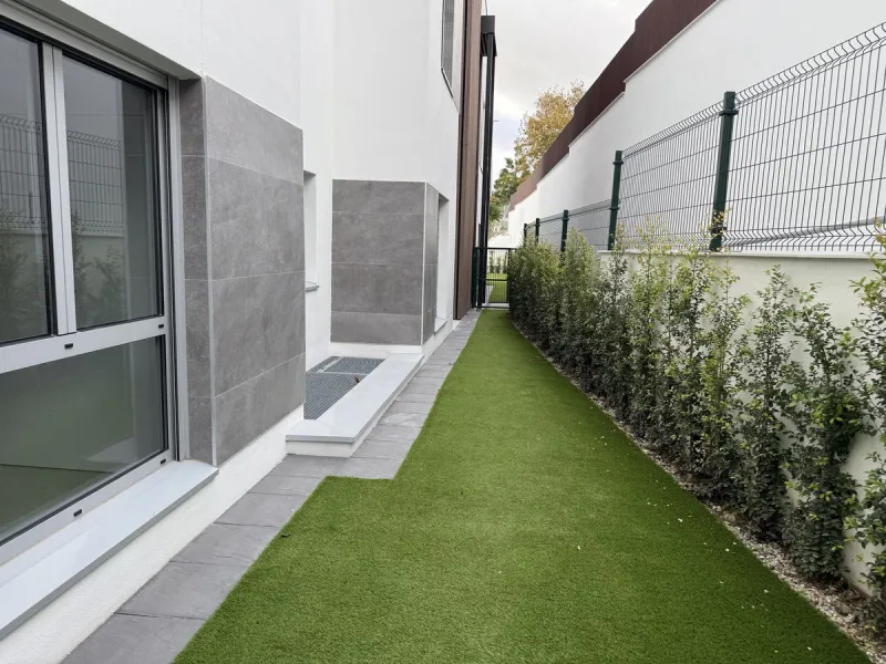Apartment located in the prestigious Santa Clara Homes development, this exceptional garden duplex  apartment offers a rare combination of generous indoor - outdoor living, contrmporary desygn and complete privacy. Resales from Owner.