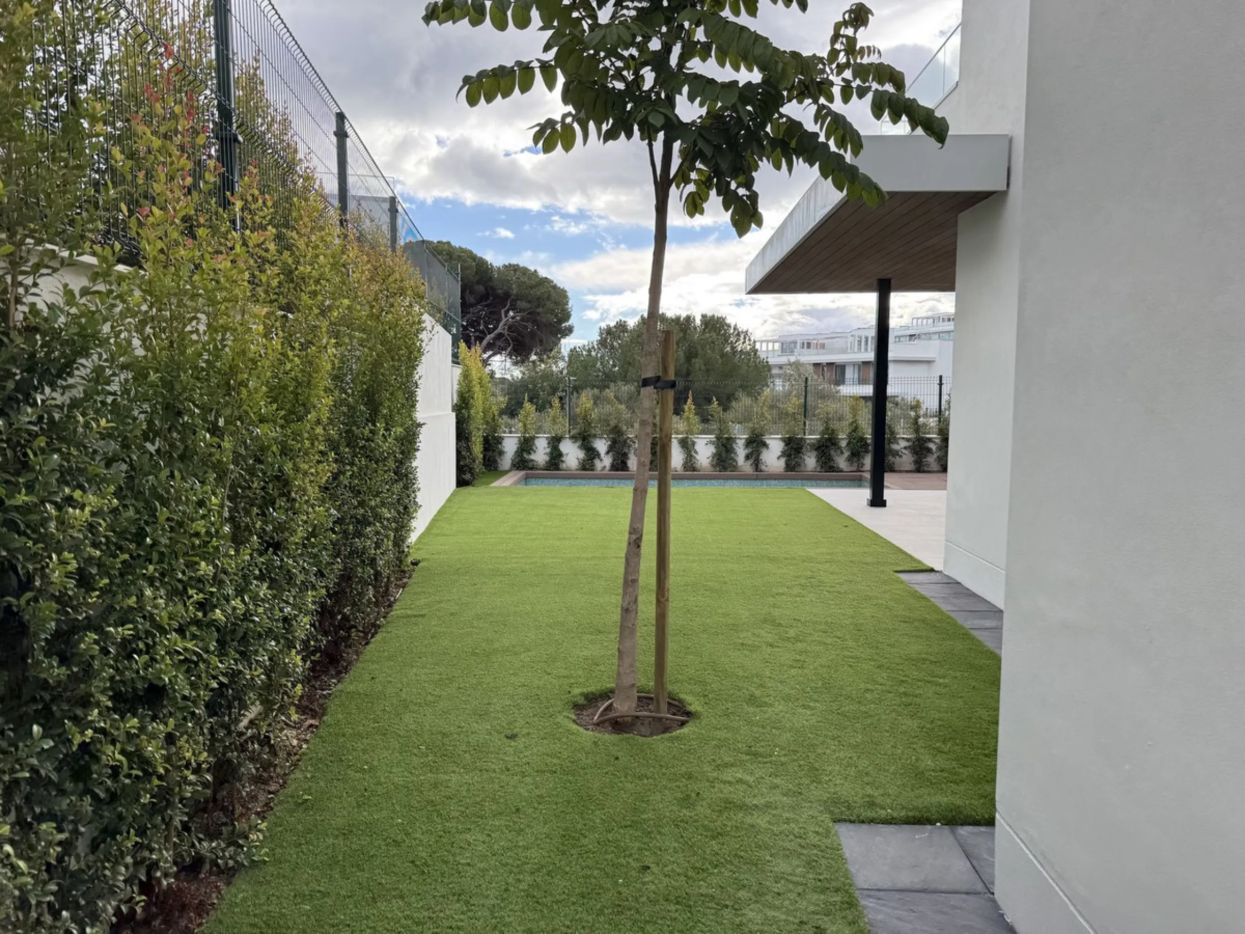 Apartment located in the prestigious Santa Clara Homes development, this exceptional garden duplex  apartment offers a rare combination of generous indoor - outdoor living, contrmporary desygn and complete privacy. Resales from Owner.