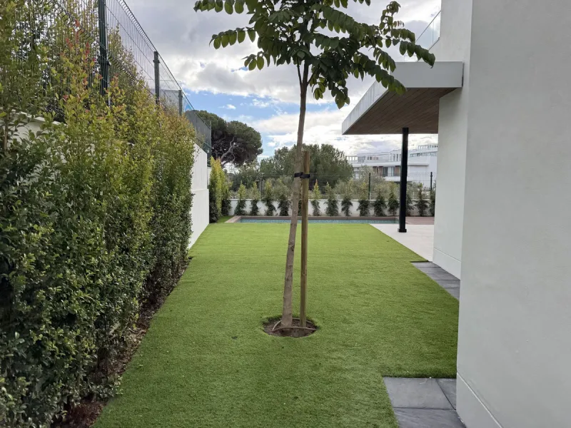 Apartment located in the prestigious Santa Clara Homes development, this exceptional garden duplex  apartment offers a rare combination of generous indoor - outdoor living, contrmporary desygn and complete privacy. Resales from Owner.