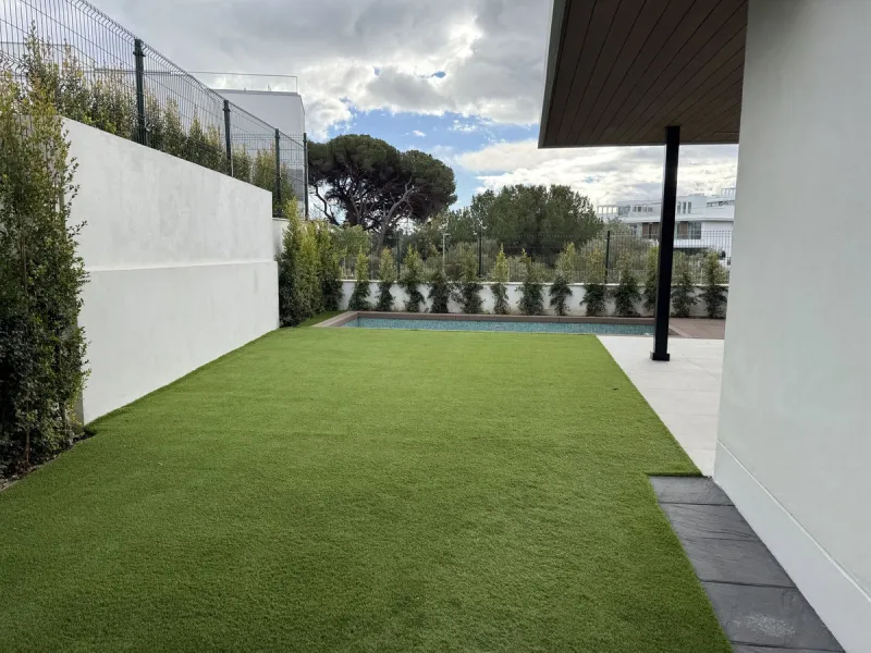 Apartment located in the prestigious Santa Clara Homes development, this exceptional garden duplex  apartment offers a rare combination of generous indoor - outdoor living, contrmporary desygn and complete privacy. Resales from Owner.