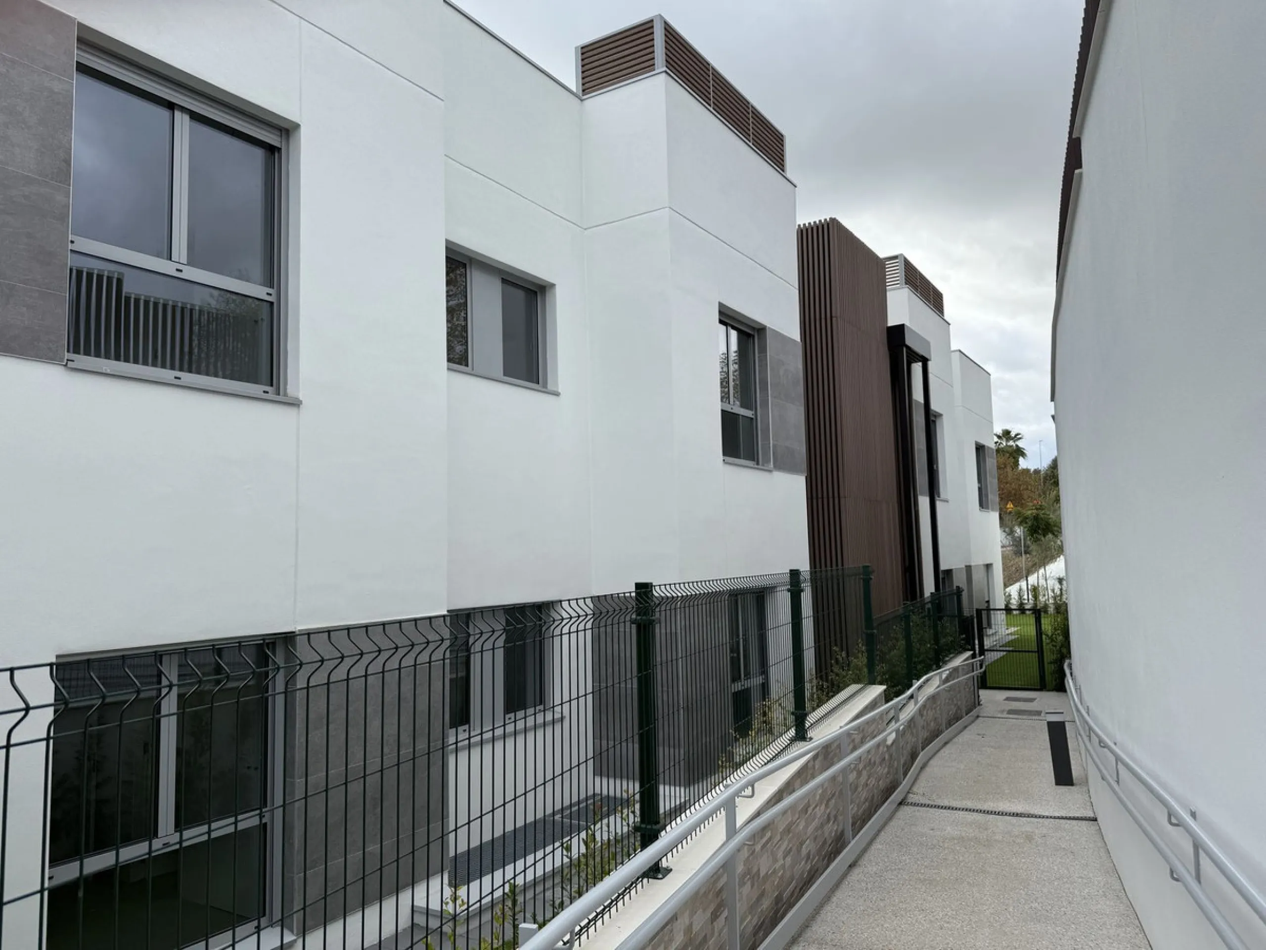 Apartment located in the prestigious Santa Clara Homes development, this exceptional garden duplex  apartment offers a rare combination of generous indoor - outdoor living, contrmporary desygn and complete privacy. Resales from Owner.