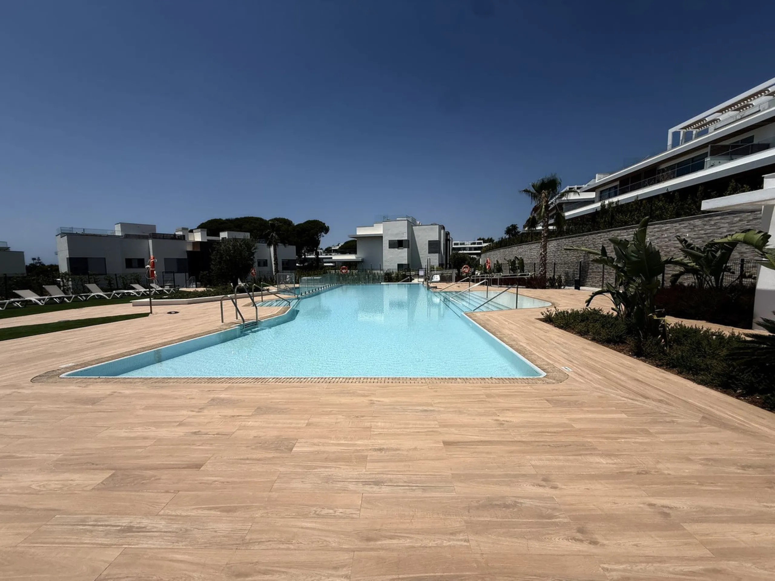Apartment located in the prestigious Santa Clara Homes development, this exceptional garden duplex  apartment offers a rare combination of generous indoor - outdoor living, contrmporary desygn and complete privacy. Resales from Owner.