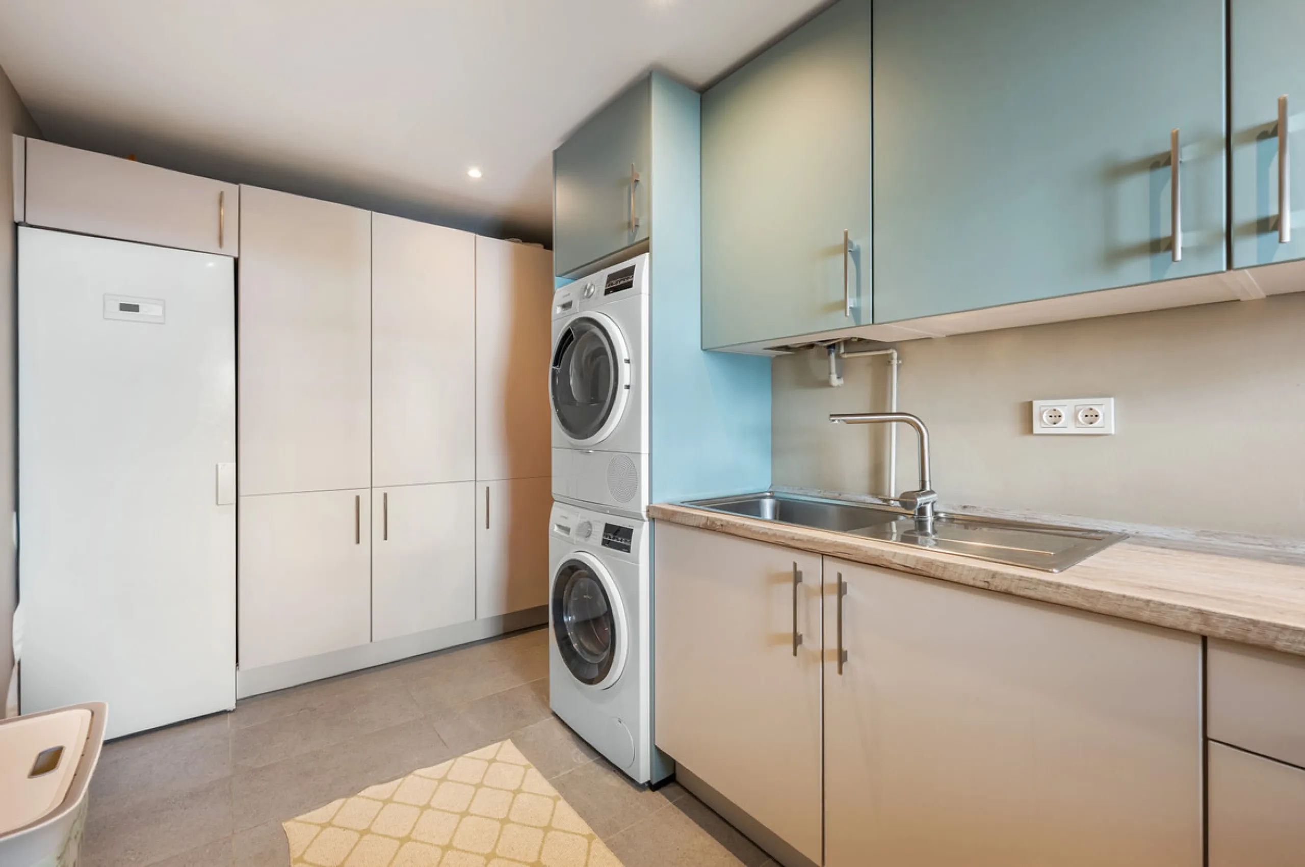 This truly special home combines space, light and tranquility in one of Guadalmina's most sought-after settings. Located on the first floor yet elevated above the golf course, the apartment enjoys the feel of a third floor or penthouse, with uninterrupted