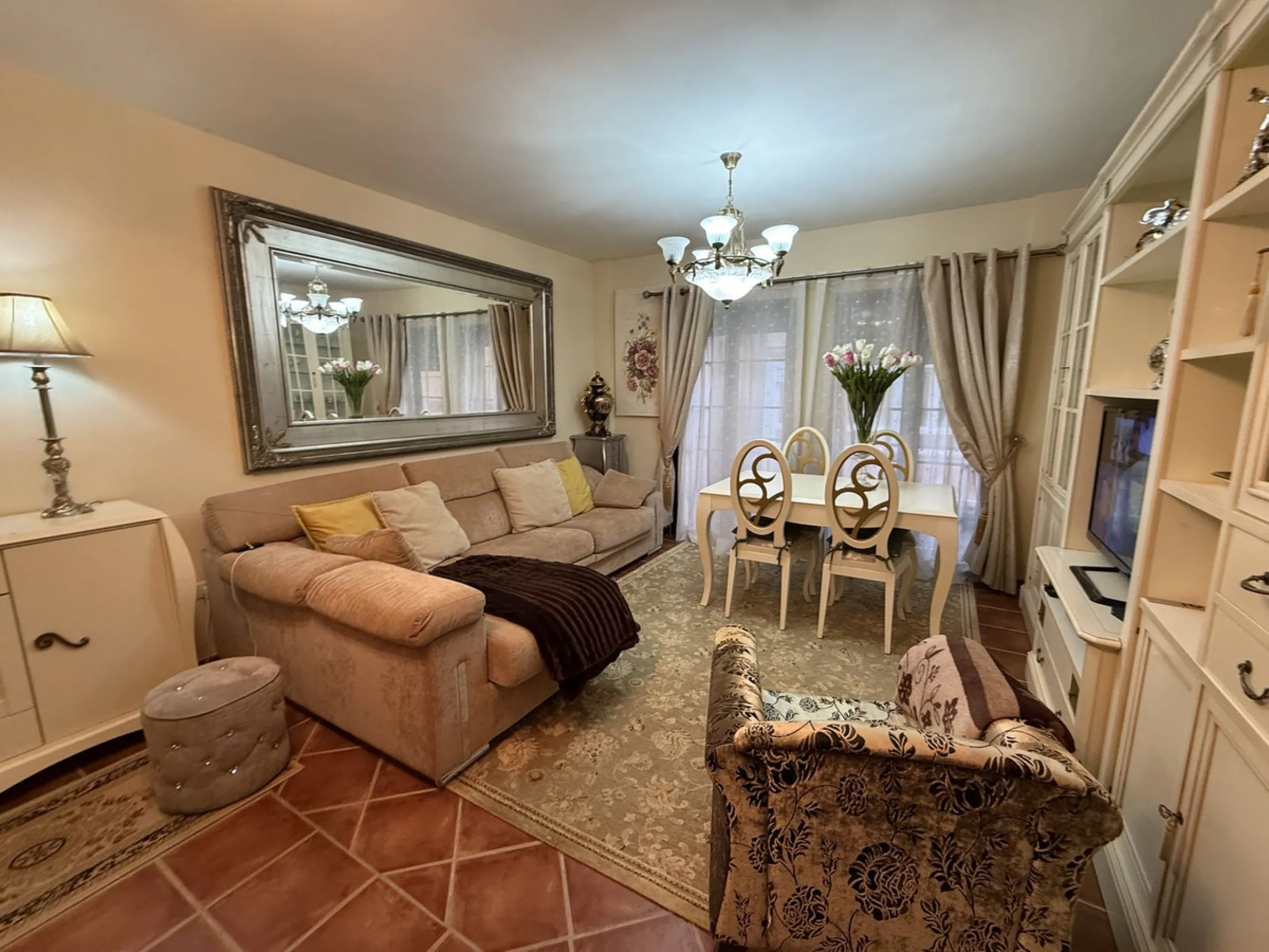 Apartment for sale on the first floor (not ground floor) with 2 bedrooms and 2 bathrooms, located on the second line to the beach in Fuengirola, Los Boliches area.