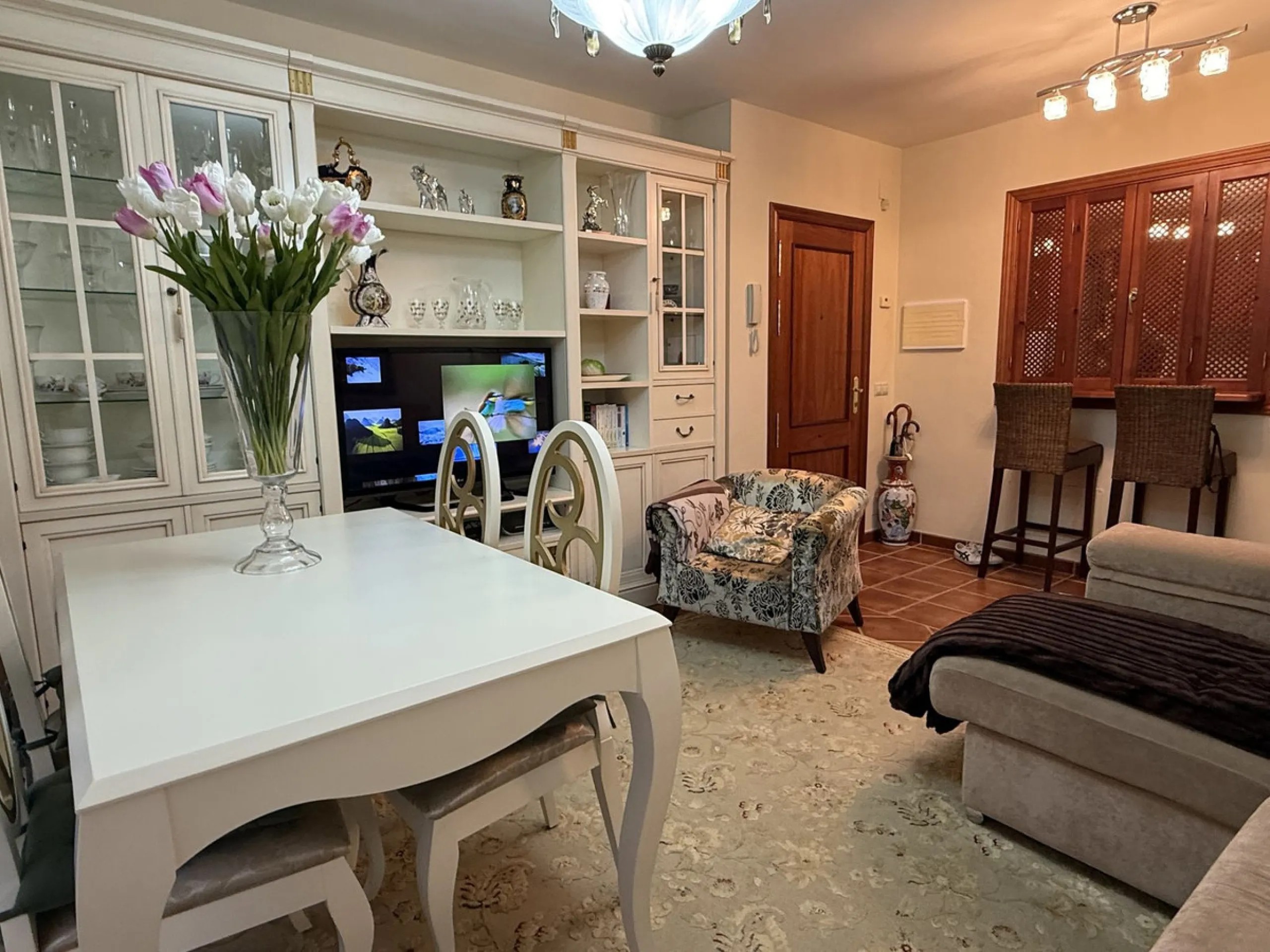 Apartment for sale on the first floor (not ground floor) with 2 bedrooms and 2 bathrooms, located on the second line to the beach in Fuengirola, Los Boliches area.