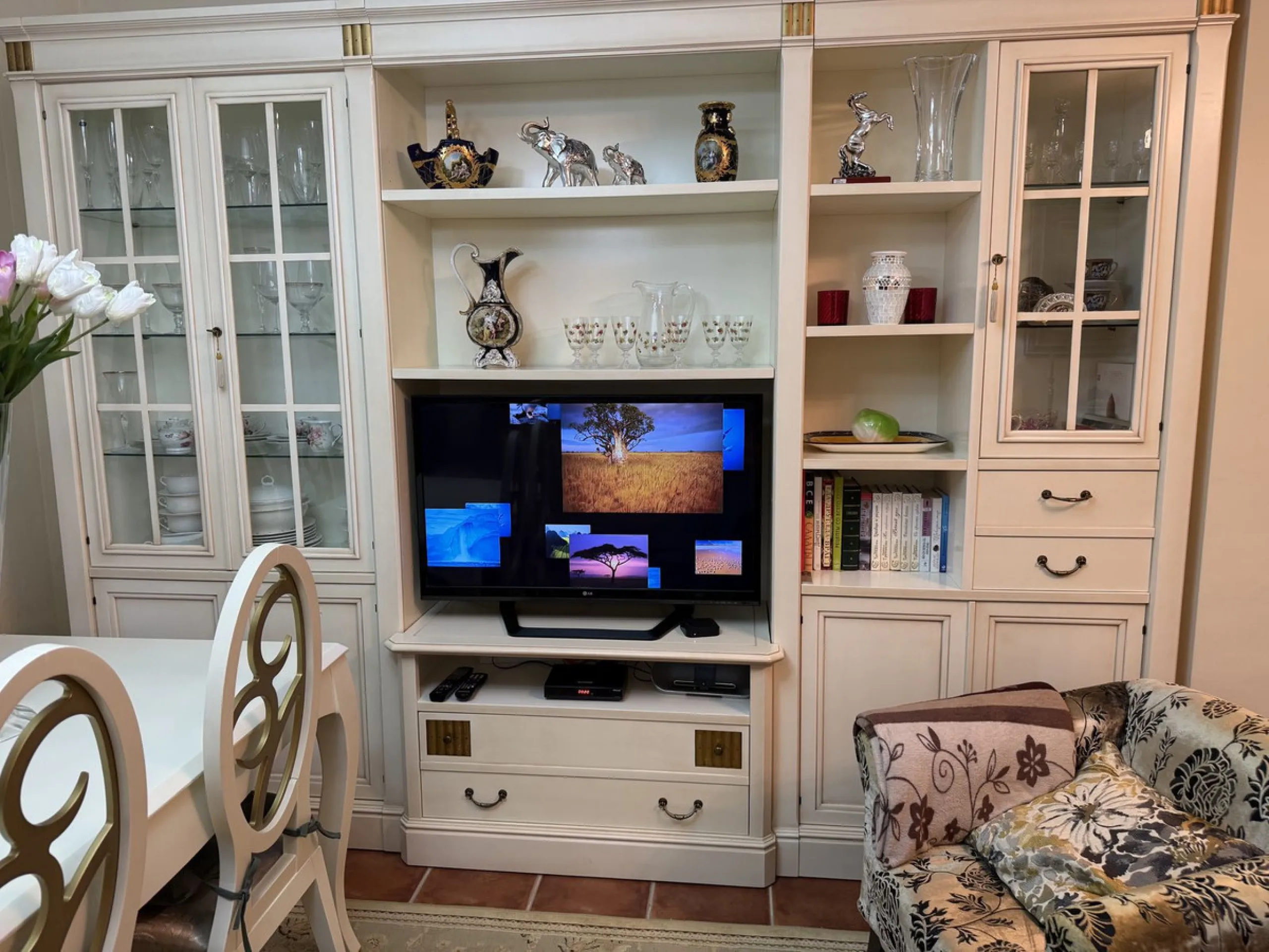 Apartment for sale on the first floor (not ground floor) with 2 bedrooms and 2 bathrooms, located on the second line to the beach in Fuengirola, Los Boliches area.
