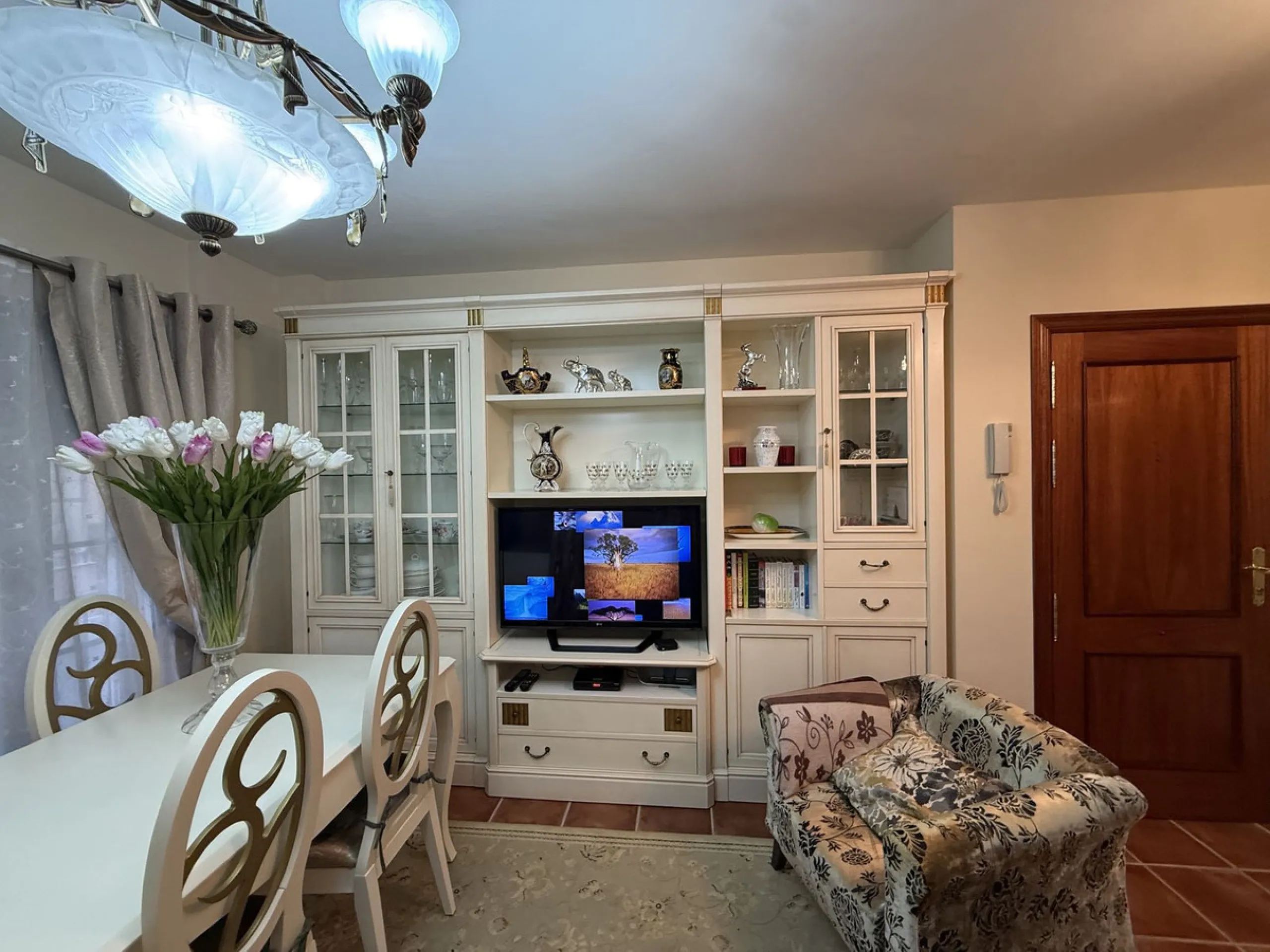 Apartment for sale on the first floor (not ground floor) with 2 bedrooms and 2 bathrooms, located on the second line to the beach in Fuengirola, Los Boliches area.