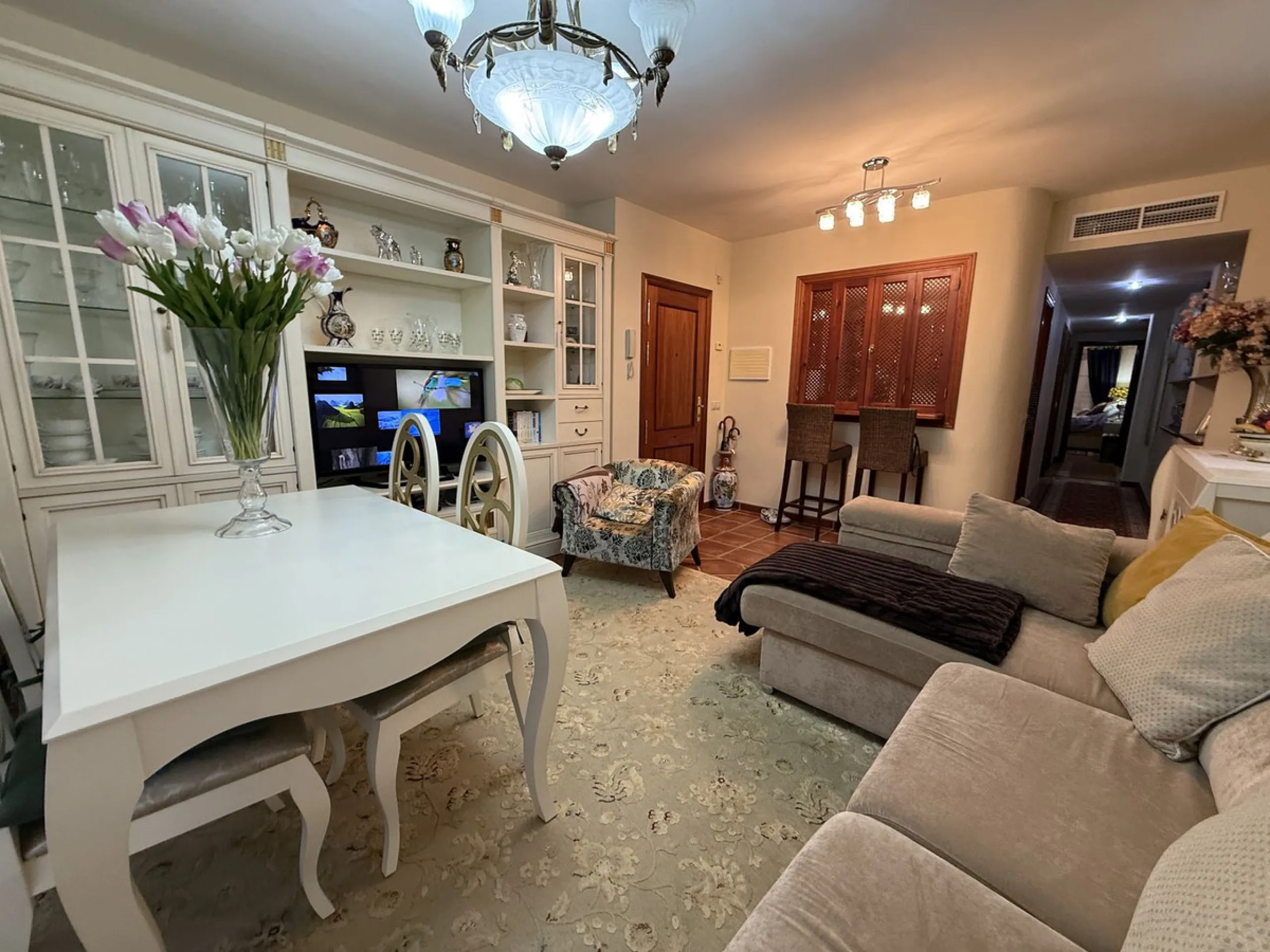 Apartment for sale on the first floor (not ground floor) with 2 bedrooms and 2 bathrooms, located on the second line to the beach in Fuengirola, Los Boliches area.