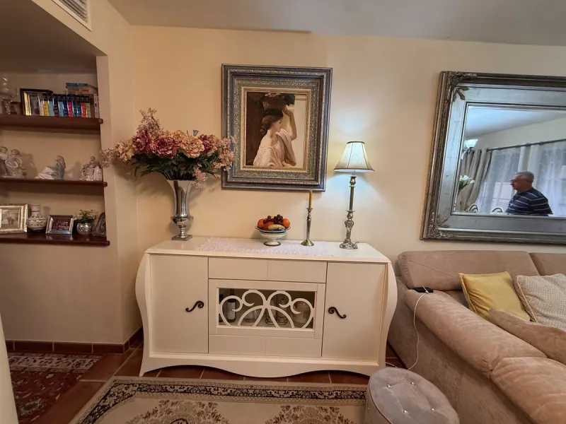 Apartment for sale on the first floor (not ground floor) with 2 bedrooms and 2 bathrooms, located on the second line to the beach in Fuengirola, Los Boliches area.