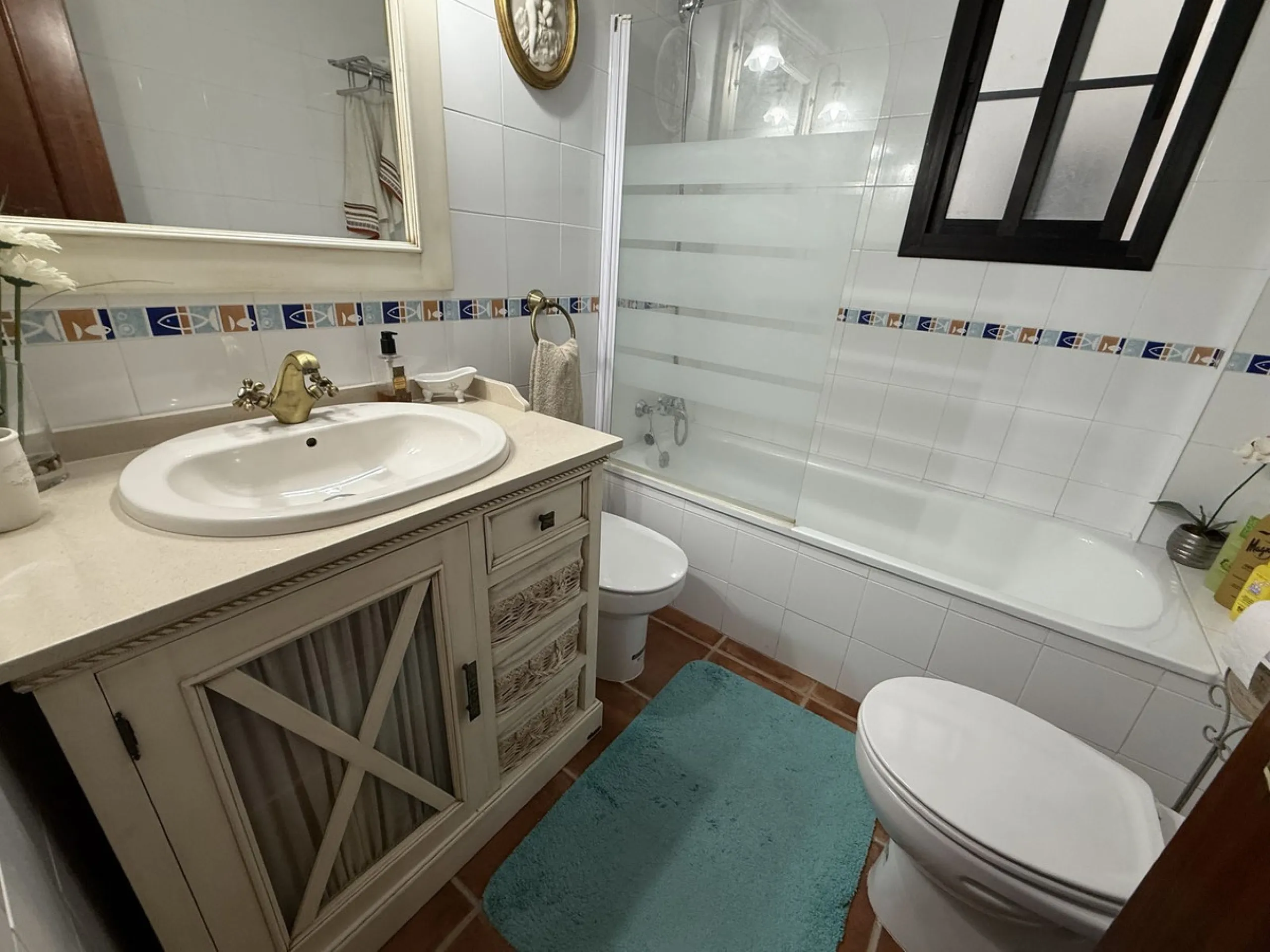Apartment for sale on the first floor (not ground floor) with 2 bedrooms and 2 bathrooms, located on the second line to the beach in Fuengirola, Los Boliches area.