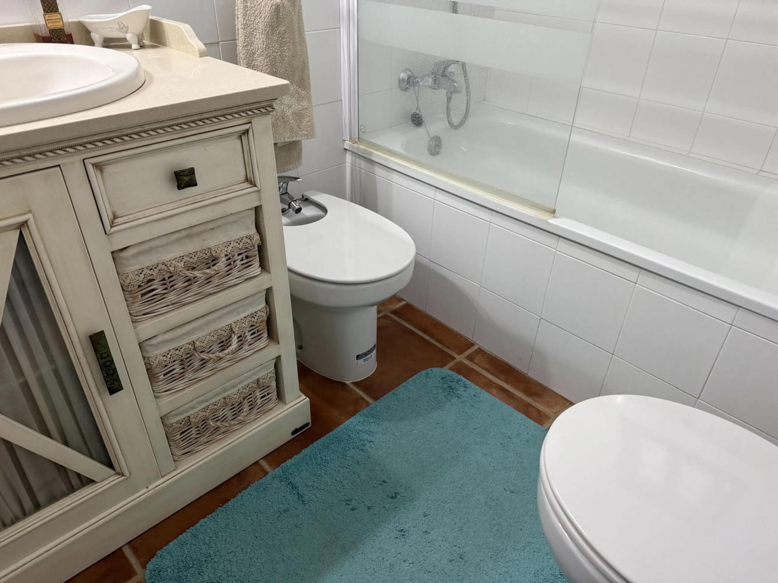Apartment for sale on the first floor (not ground floor) with 2 bedrooms and 2 bathrooms, located on the second line to the beach in Fuengirola, Los Boliches area.